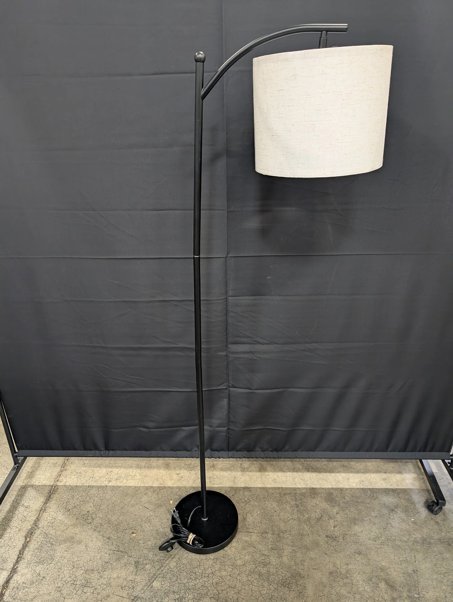 Modern Black Metal Arc Floor Lamp with Off-White Fabric Shade - Image 3