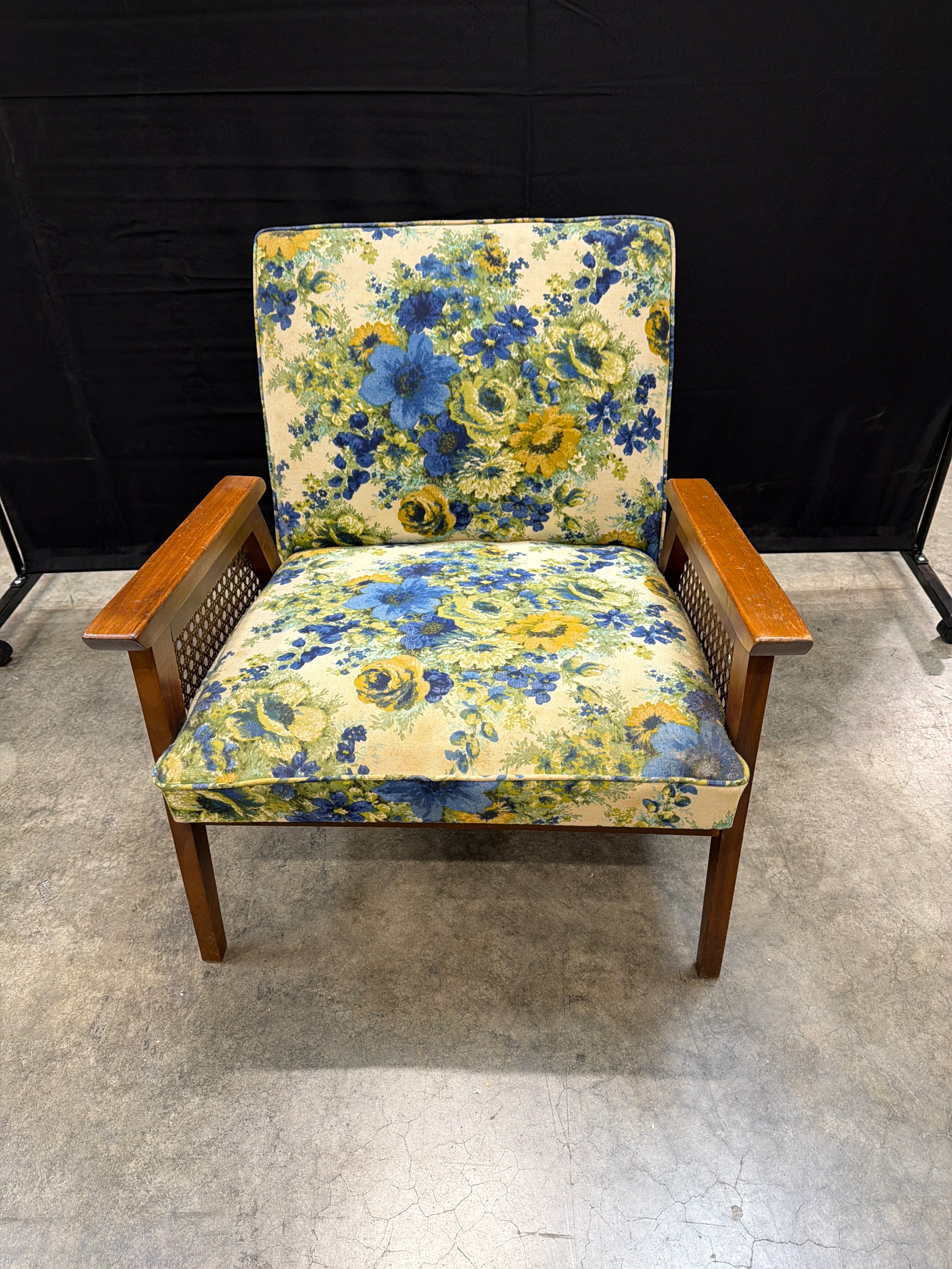 Vintage Floral Upholstered Accent Chair with Wooden Arms - Image 2