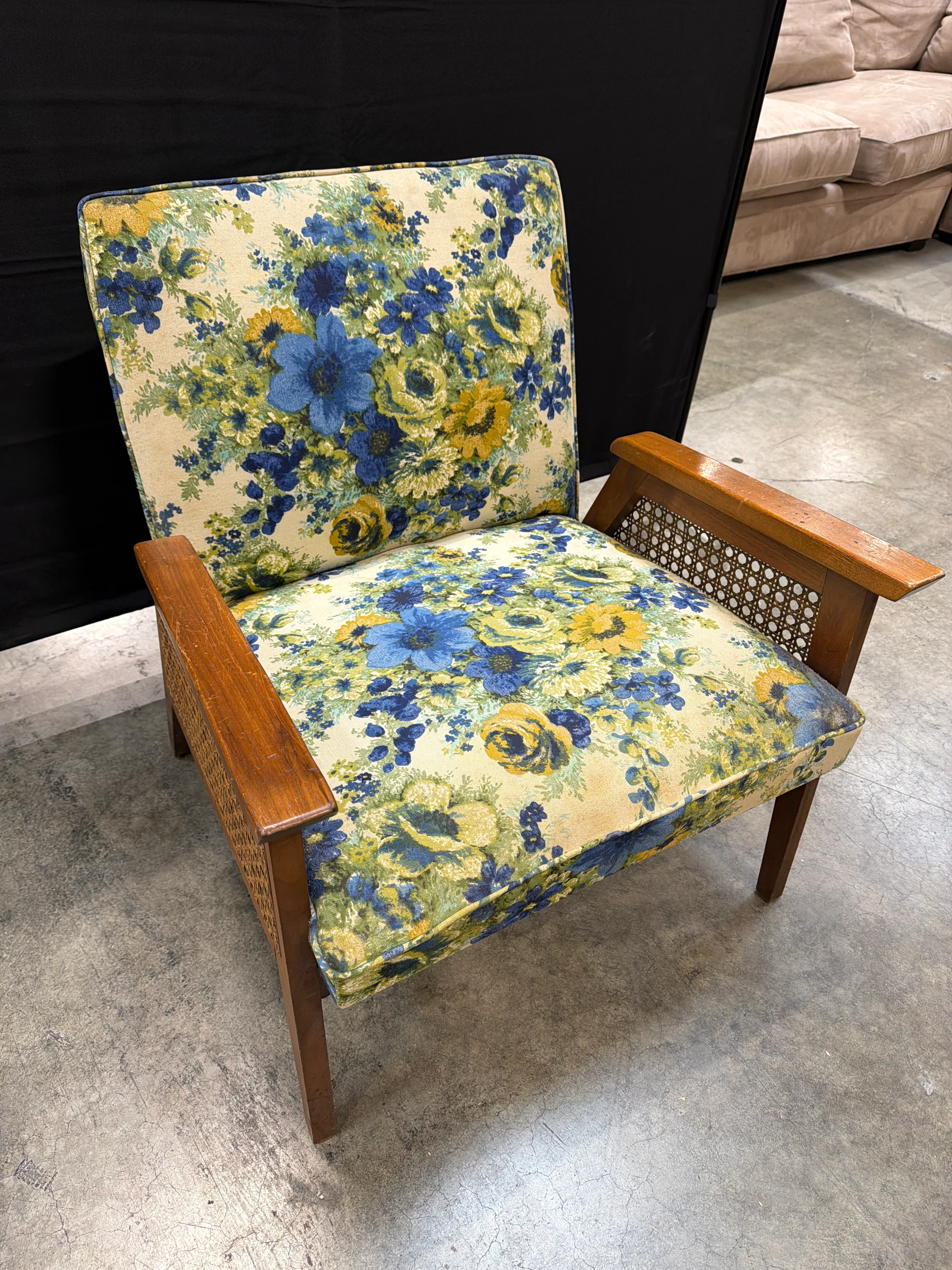 Vintage Floral Upholstered Accent Chair with Wooden Arms - Image 3