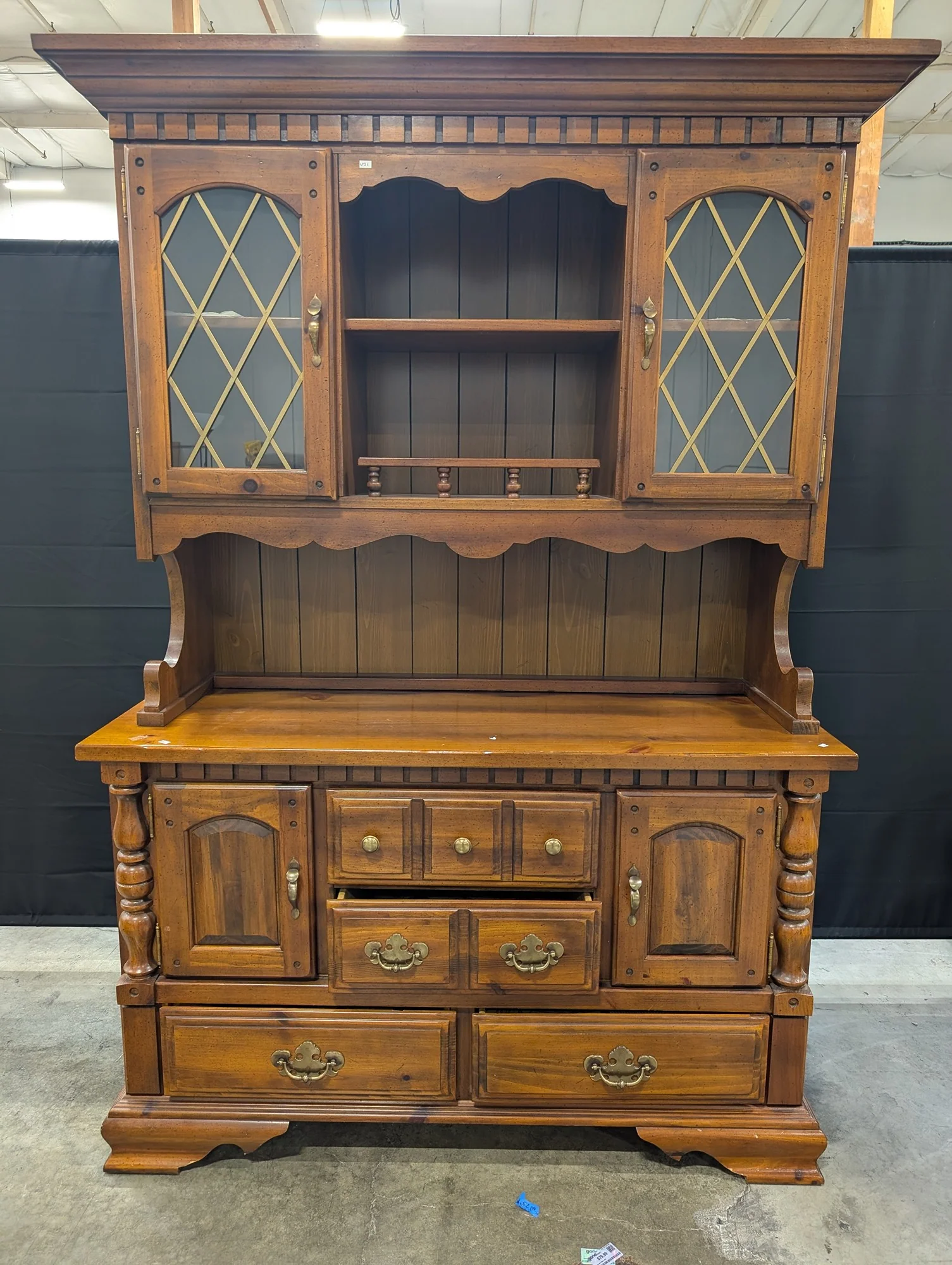 Traditional Wooden China Cabinet Hutch with Glass Lattice Doors