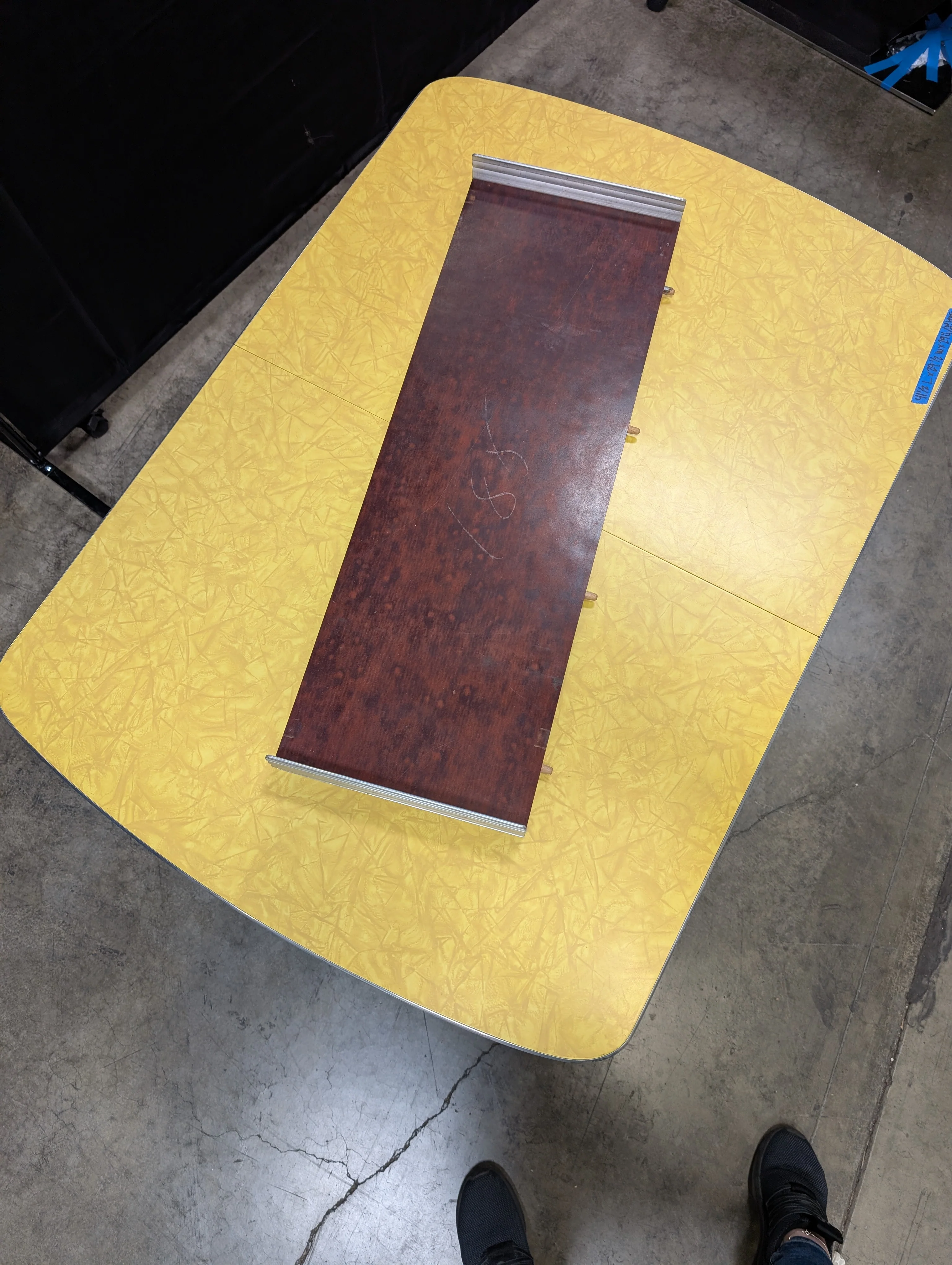 Vintage Mid-Century Yellow Laminate Extendable Kitchen Table with Chrome Legs - Image 5