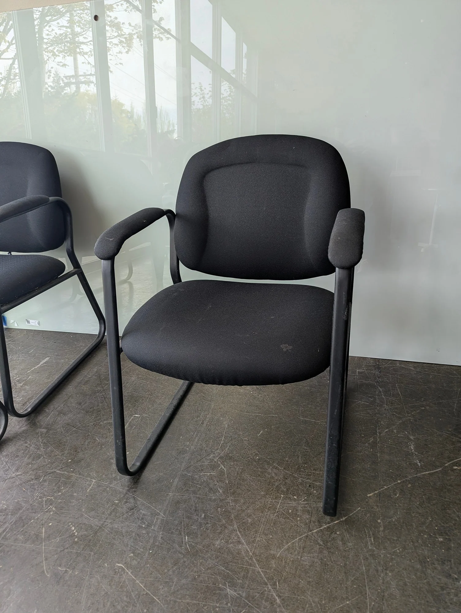 Black Fabric Upholstered Office Guest Chair with Armrests - Image 2