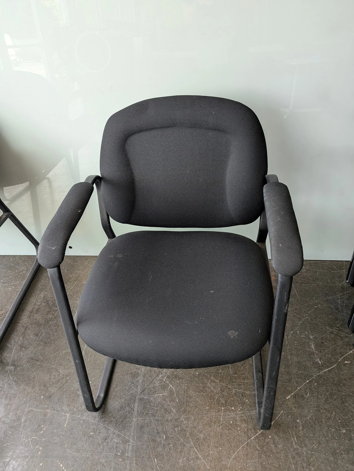 Black Fabric Upholstered Office Guest Chair with Armrests - Image 3