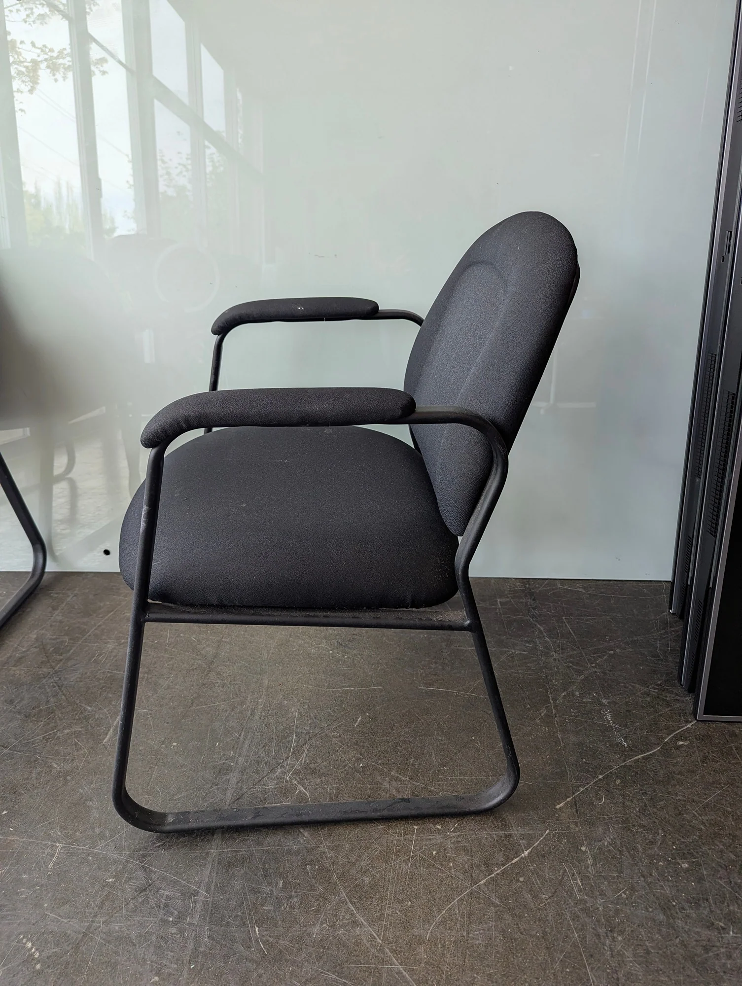 Black Fabric Upholstered Office Guest Chair with Armrests - Image 4