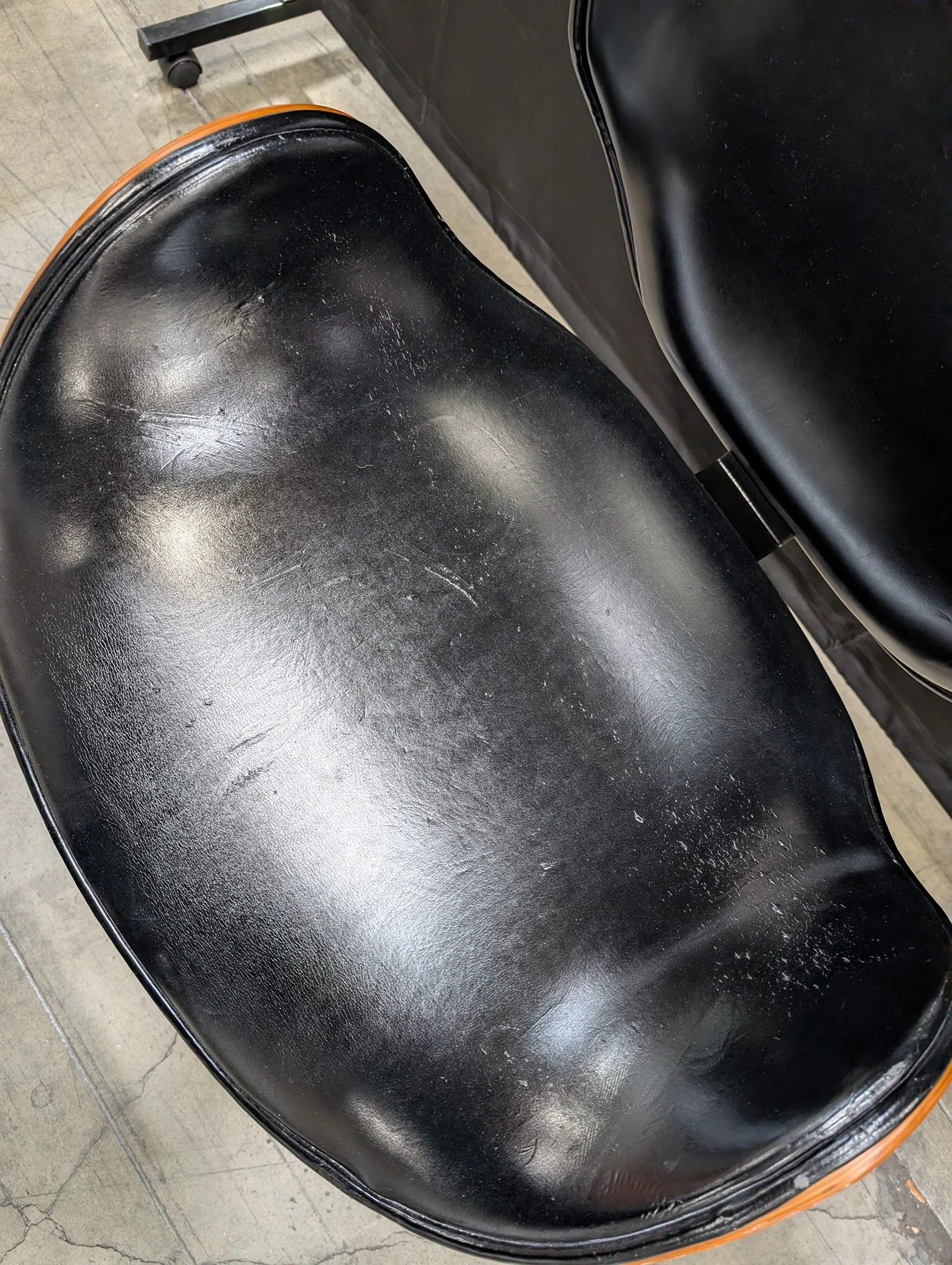 Modern Swivel Office Chair with Black Upholstery and Bentwood Frame - Image 2