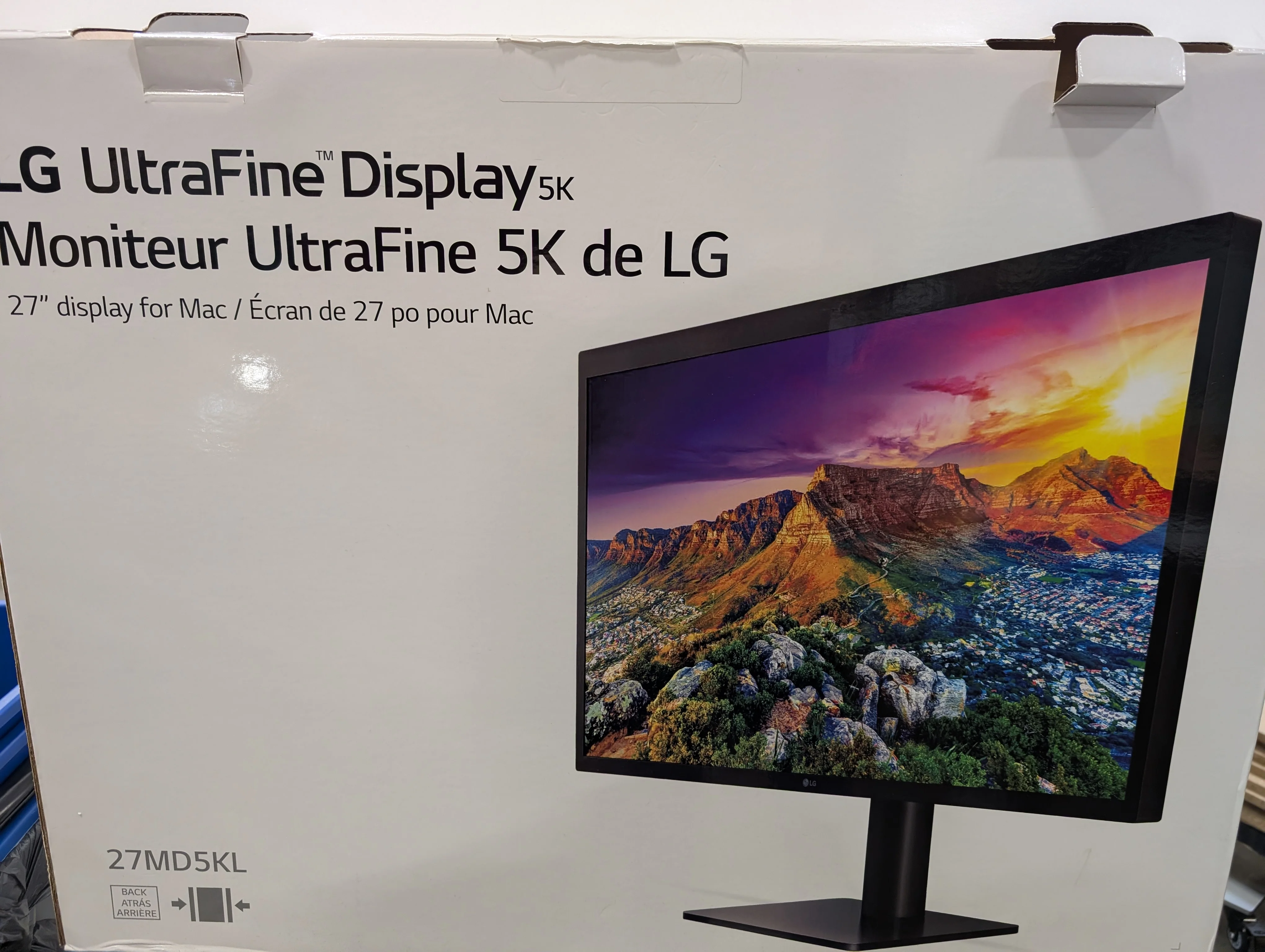 LG UltraFine 5K Display 27MD5KL 27-inch Professional Monitor for Mac
