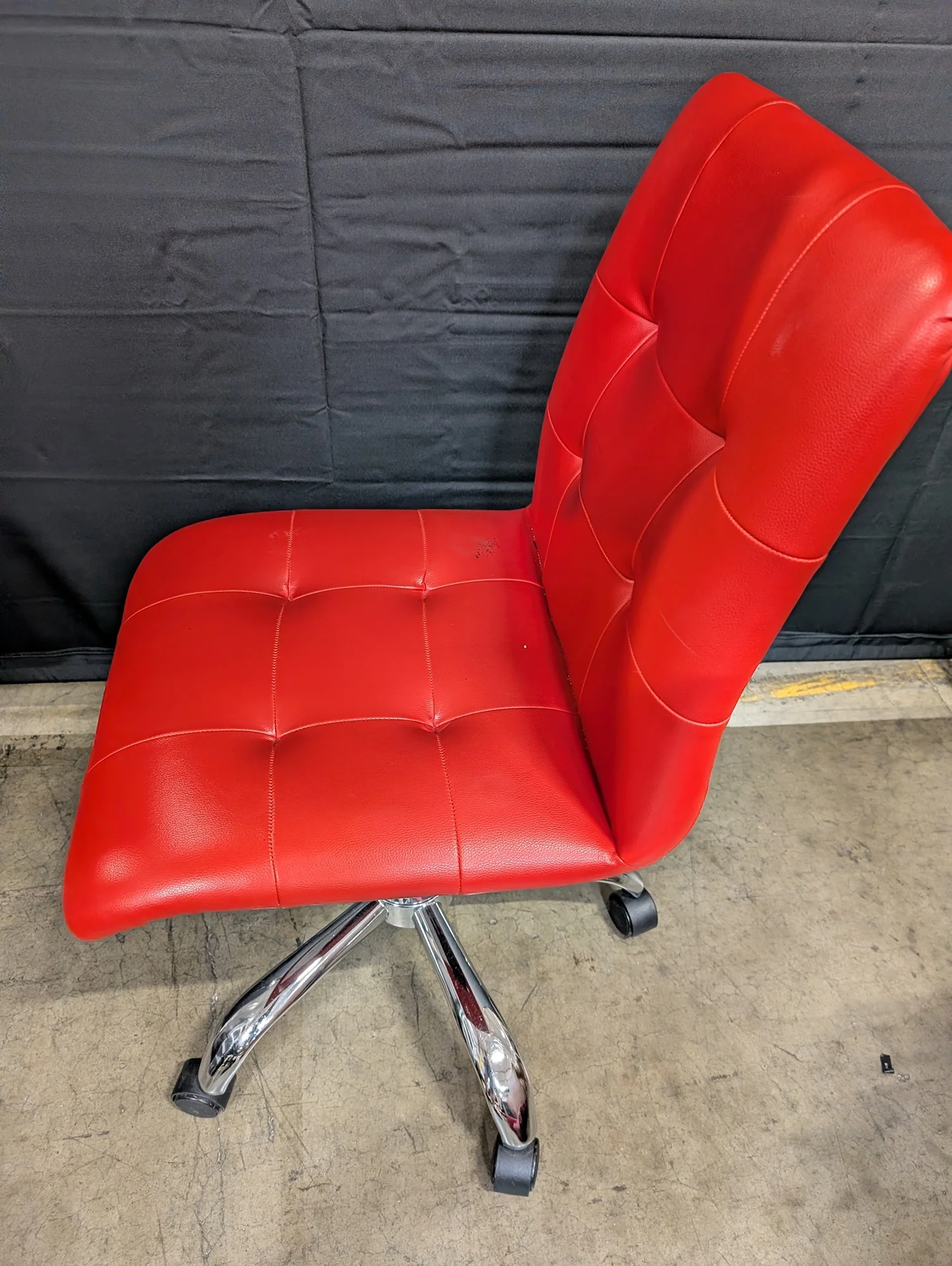 Vibrant Red Faux Leather Tufted Swivel Desk Chair - Image 4