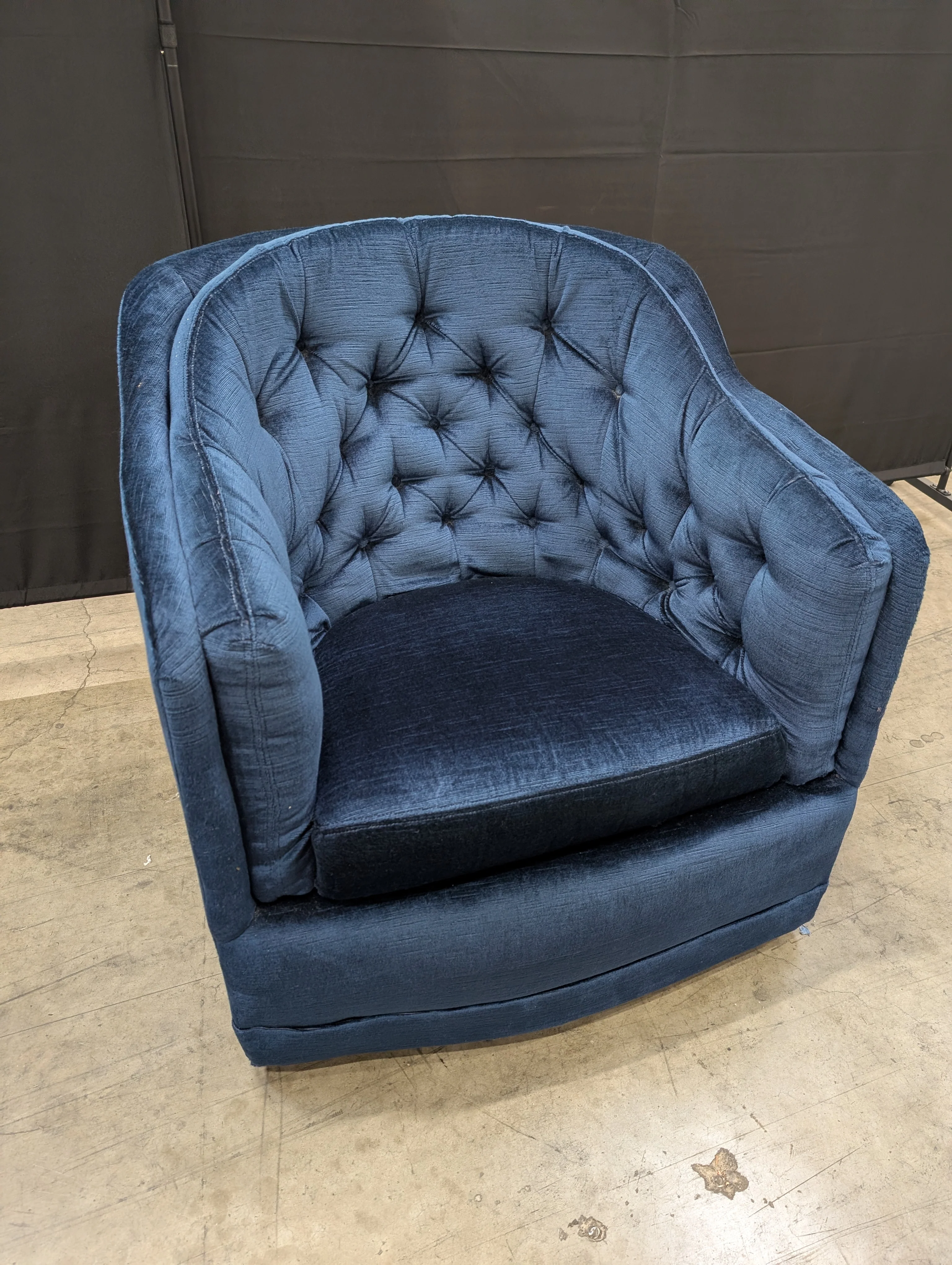 Deep Blue Velvet Tufted Barrel Accent Chair - Image 4