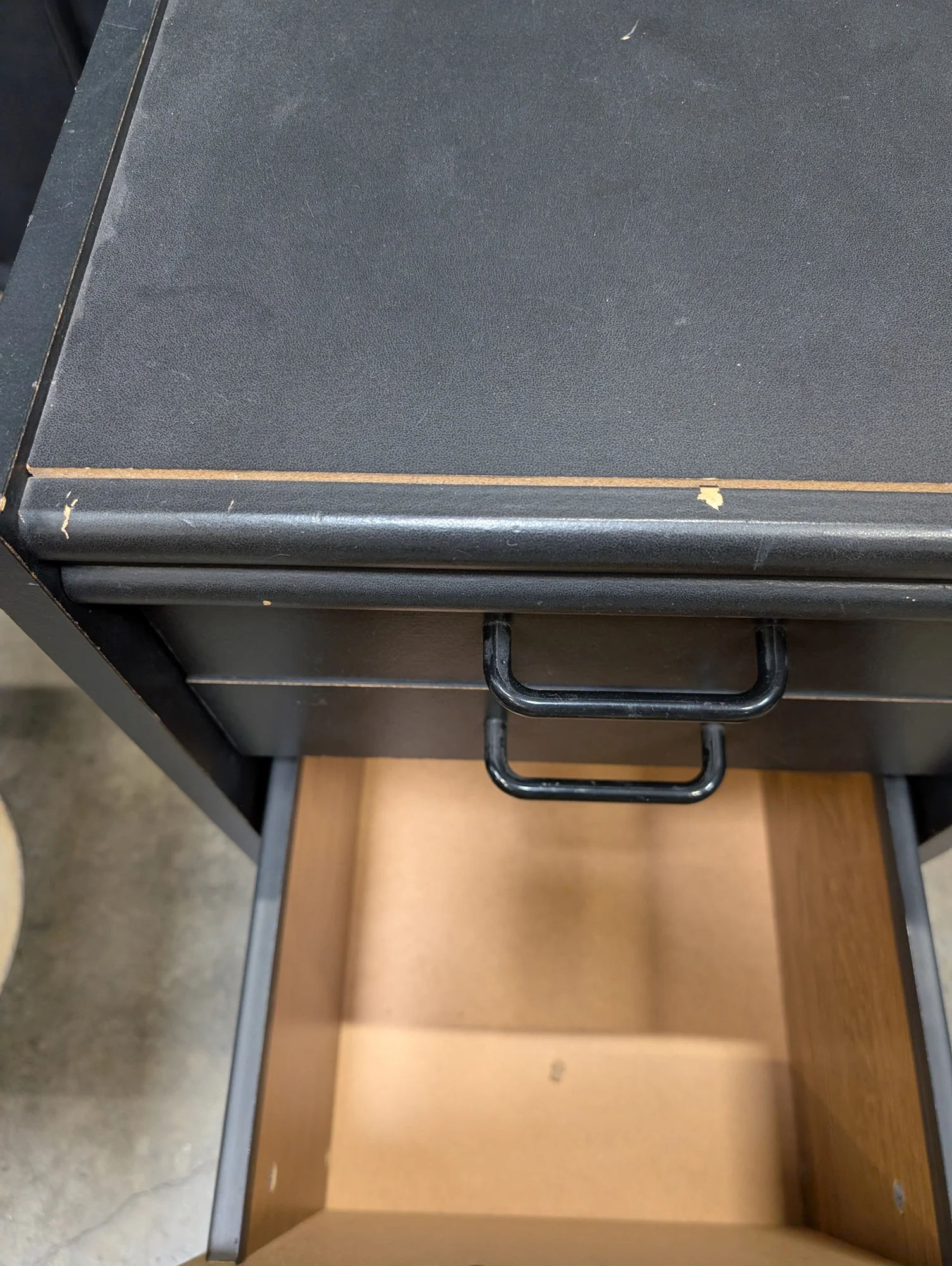 Poor condition Compact Black Three-Drawer Storage Cabinet - Image 3