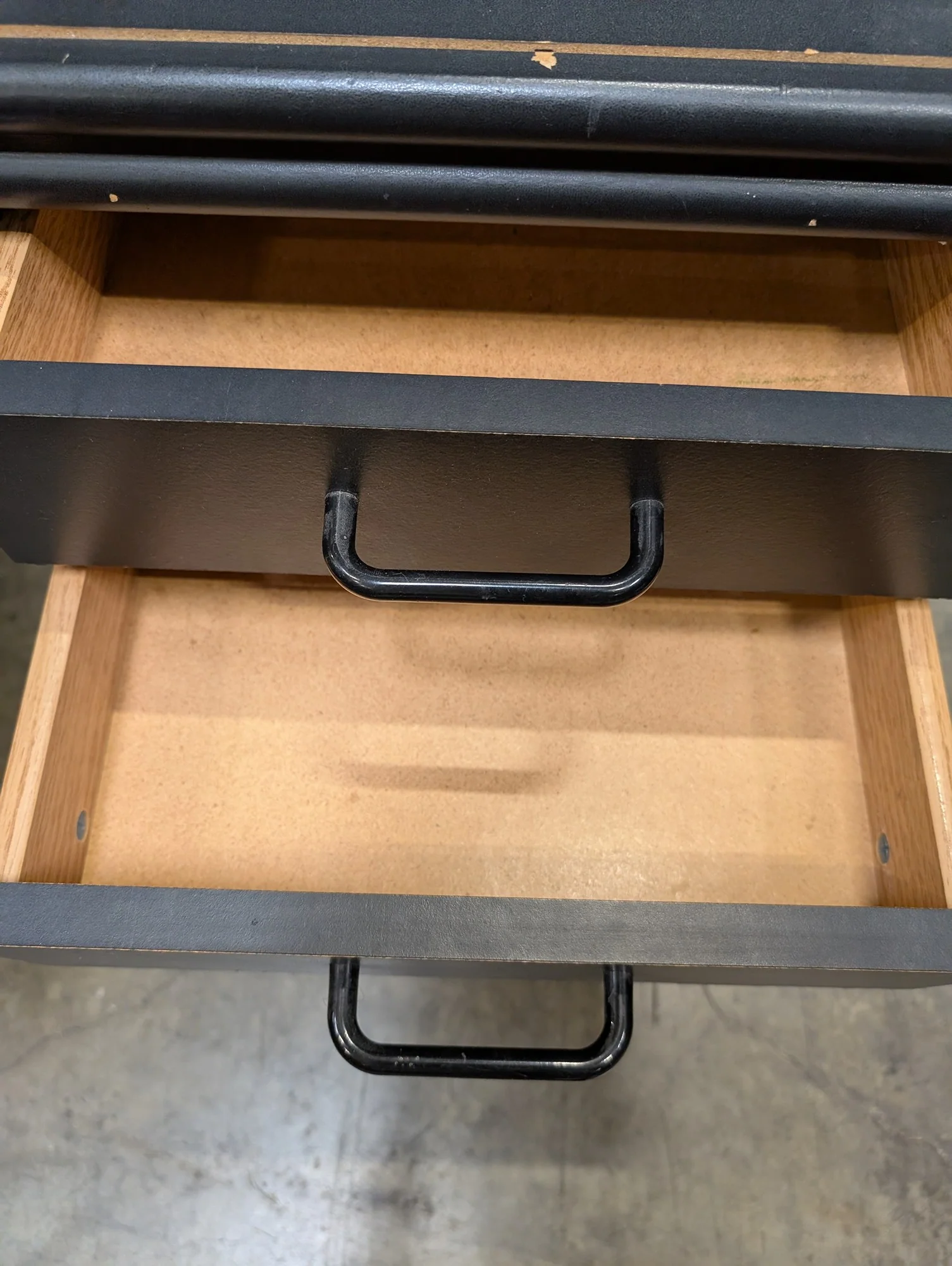 Poor condition Compact Black Three-Drawer Storage Cabinet - Image 4