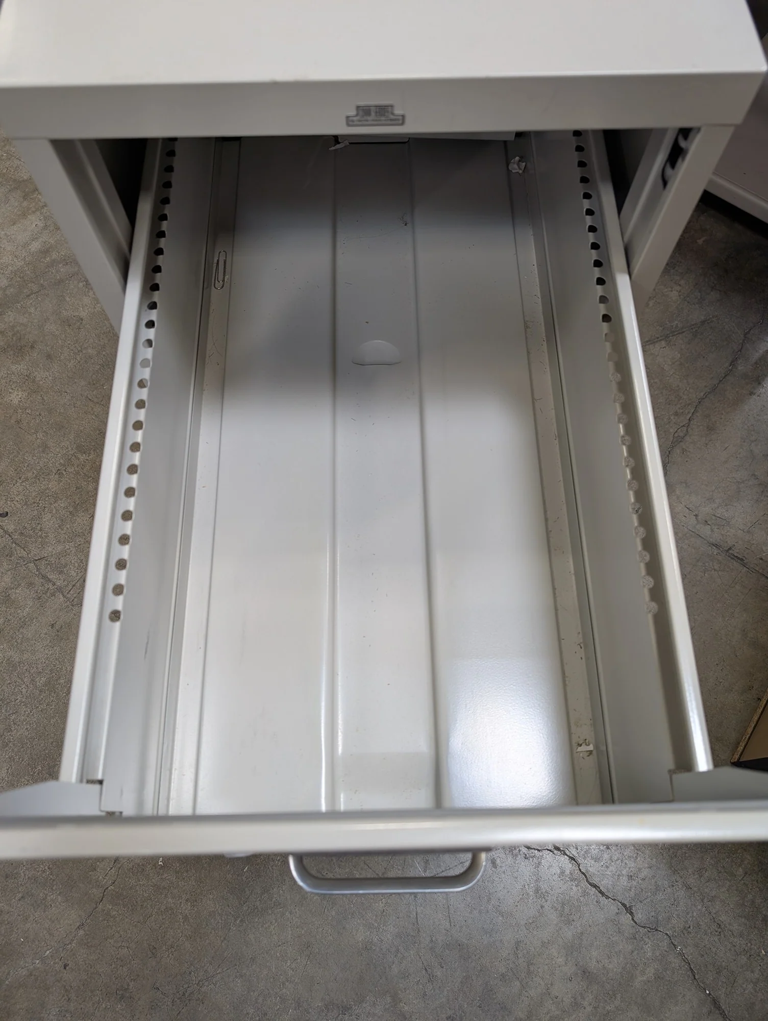 HON INDUSTRIES 2000 SERIES Two-Drawer Metal Filing Cabinet - Image 4