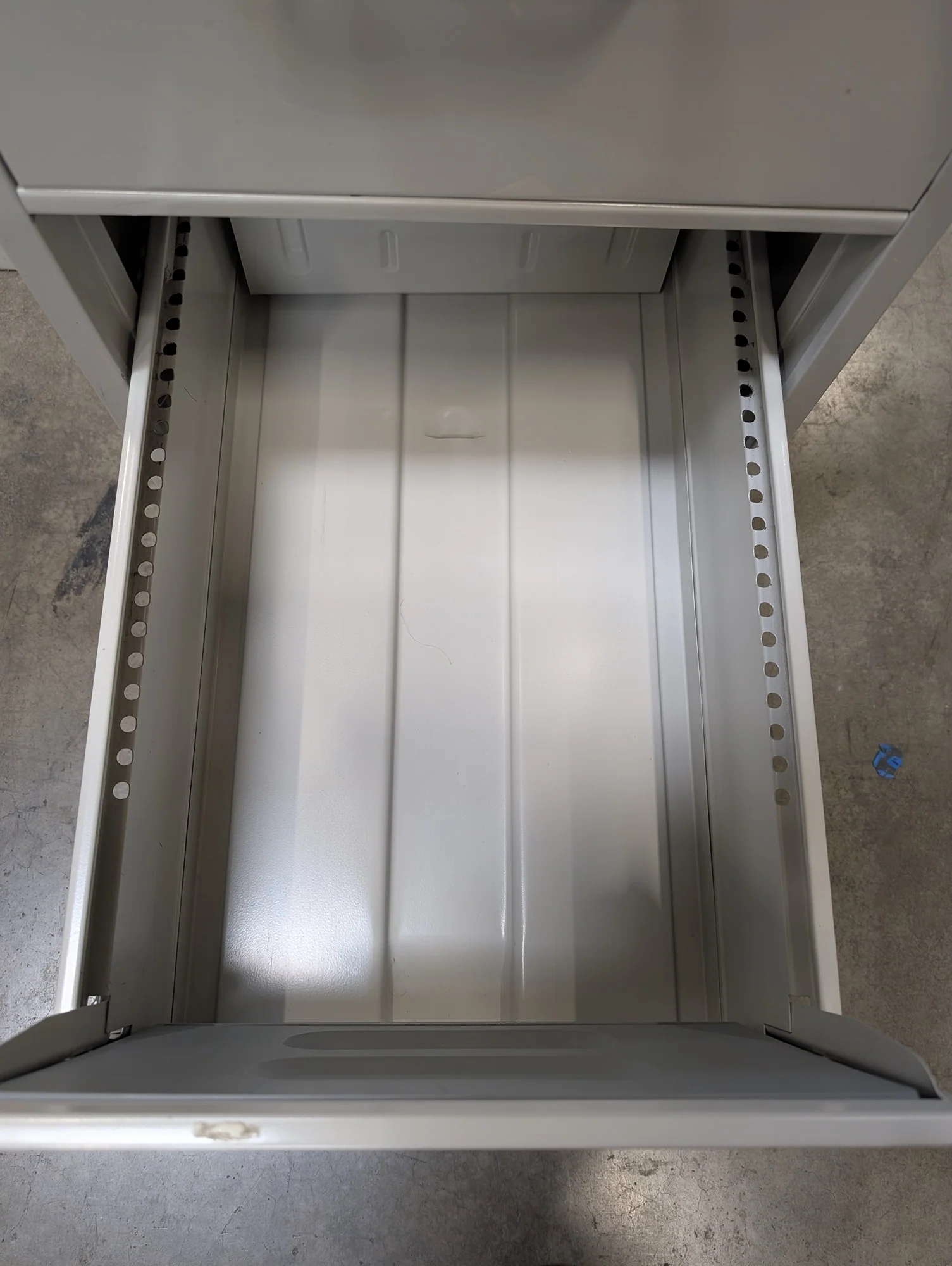 Hon 2000 Series Two-Drawer Metal Filing Cabinet - Image 2