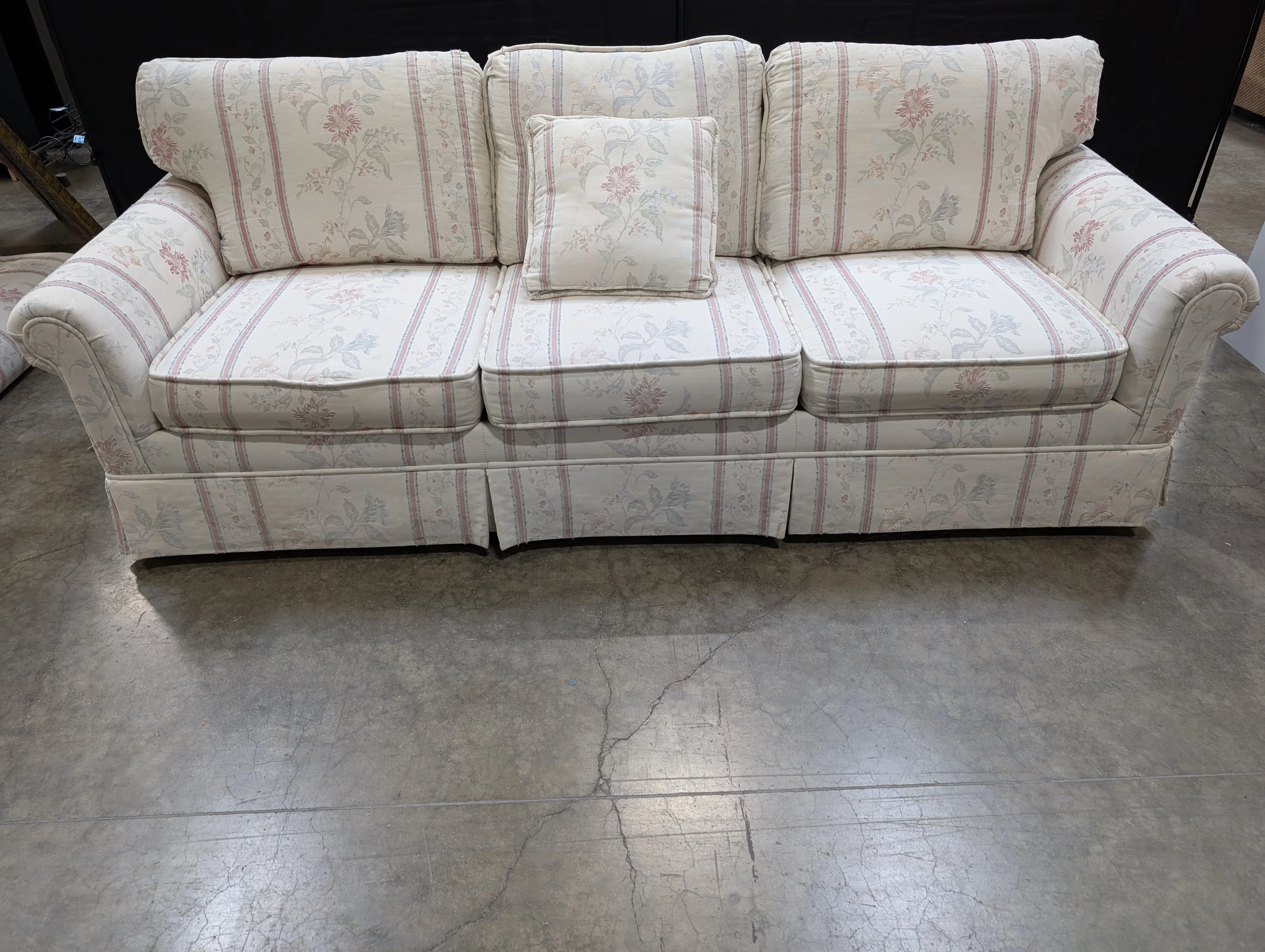 Traditional Floral Upholstered Sofa with Rolled Arms - Image 3