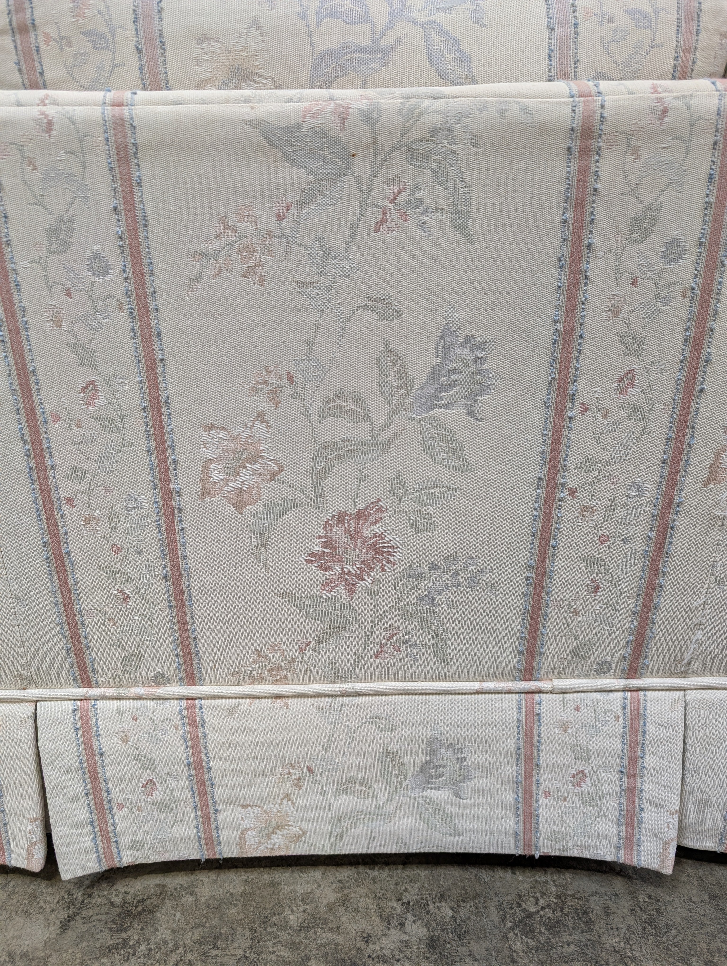 Traditional Floral Upholstered Sofa with Rolled Arms - Image 4