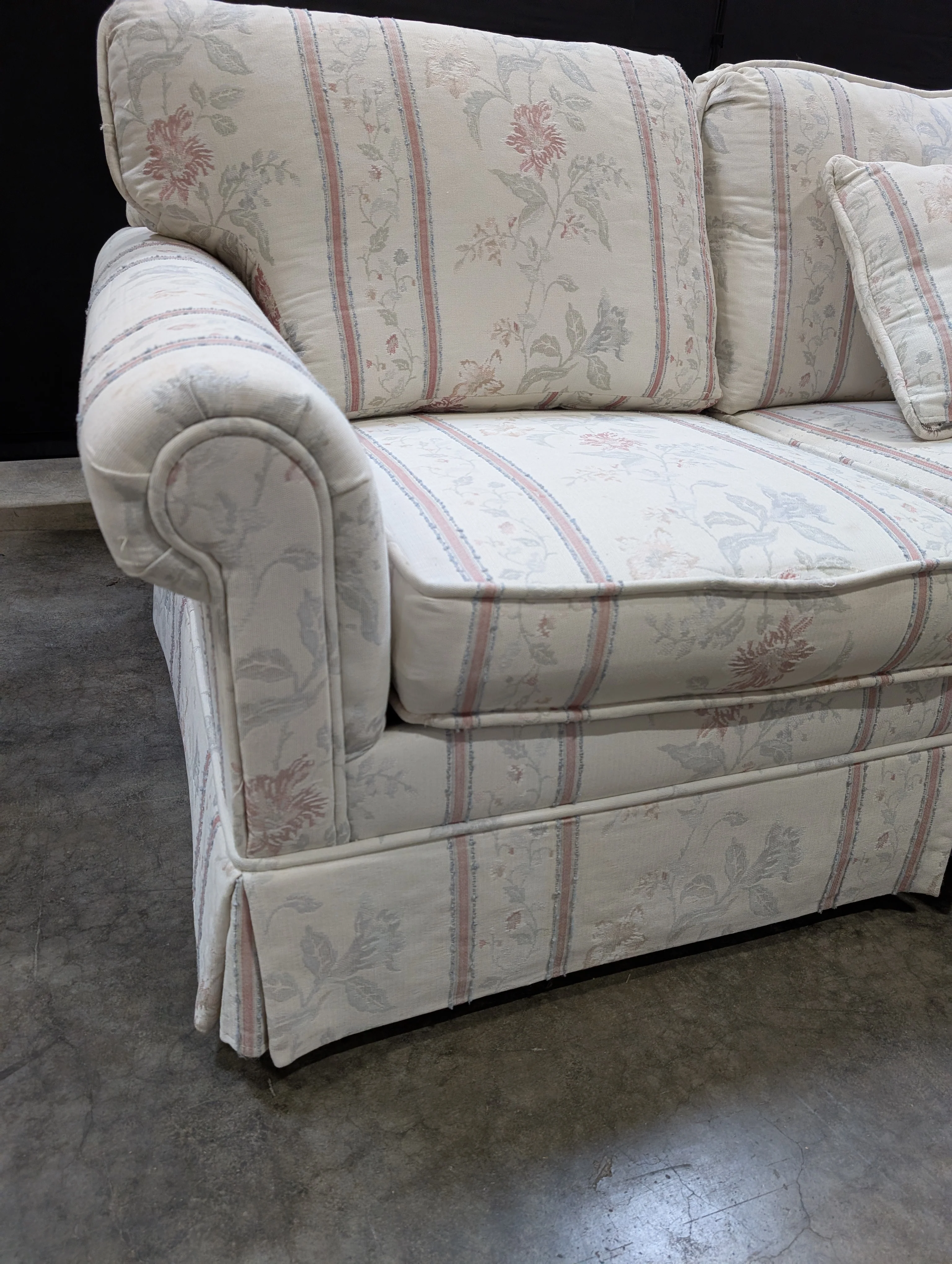 Traditional Floral Upholstered Sofa with Rolled Arms - Image 5