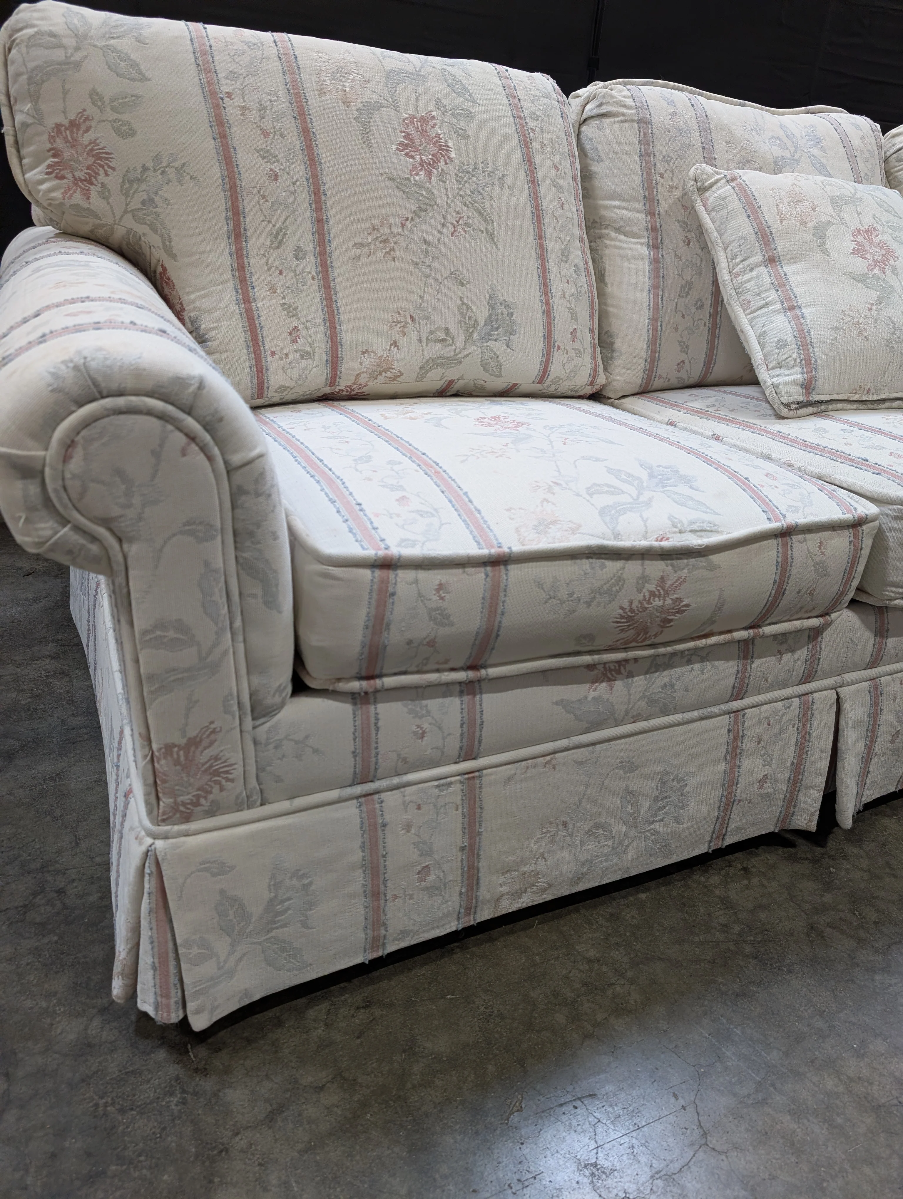 Traditional Floral Upholstered Sofa with Rolled Arms - Image 6