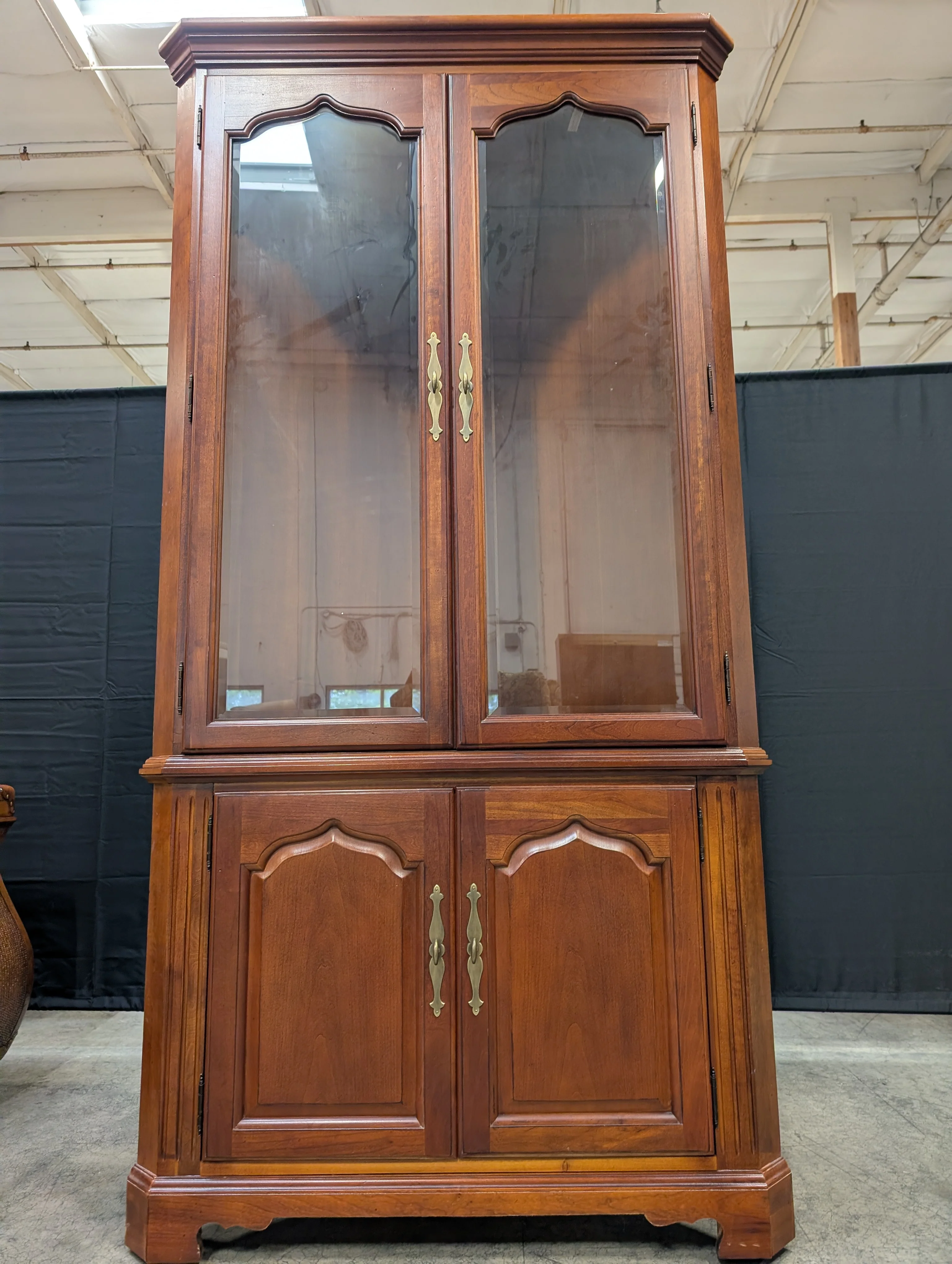 Thomasville Stately Cherry Tone Corner Display Hutch