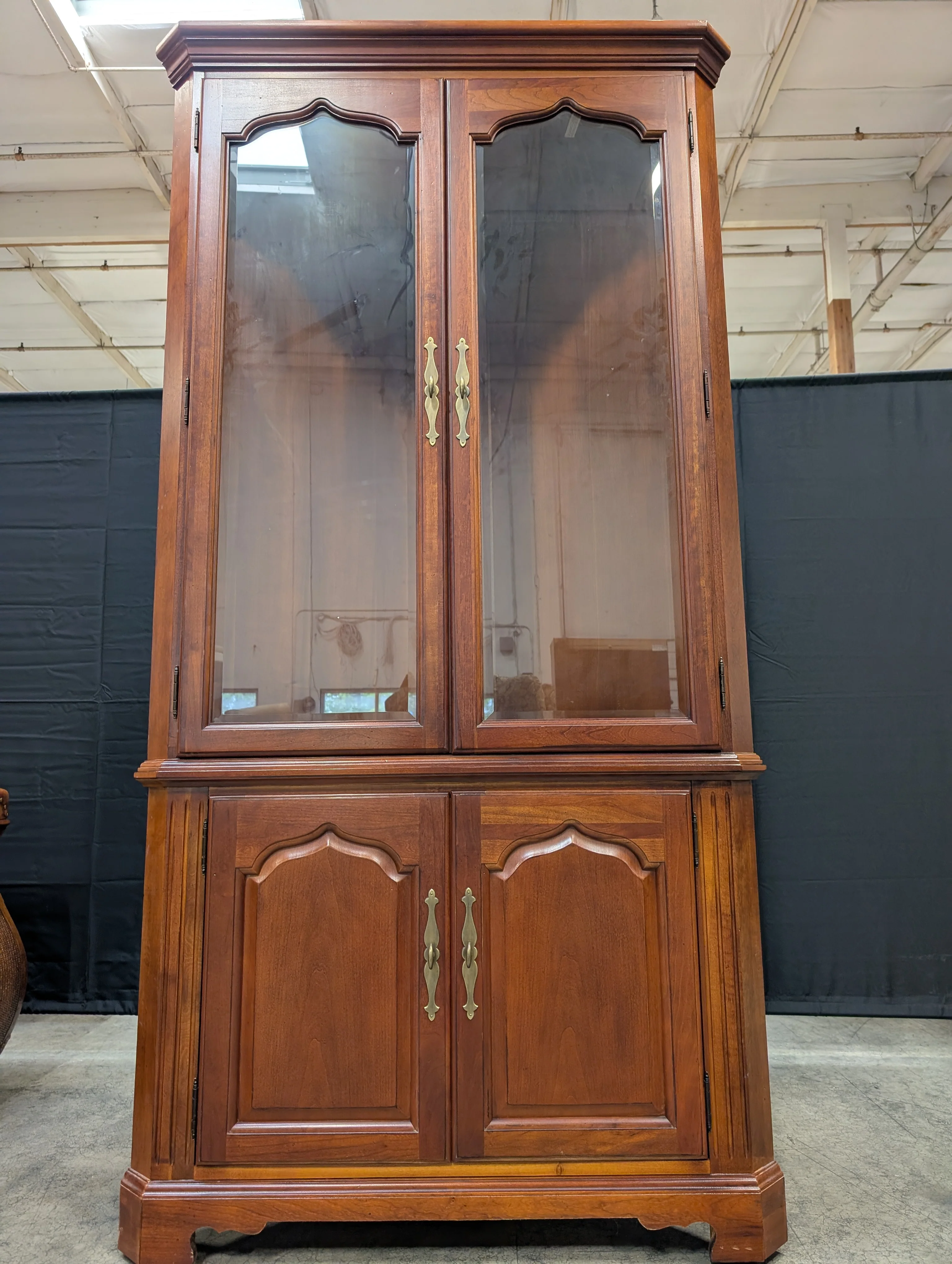 Thomasville Stately Cherry Tone Corner Display Hutch - Image 2