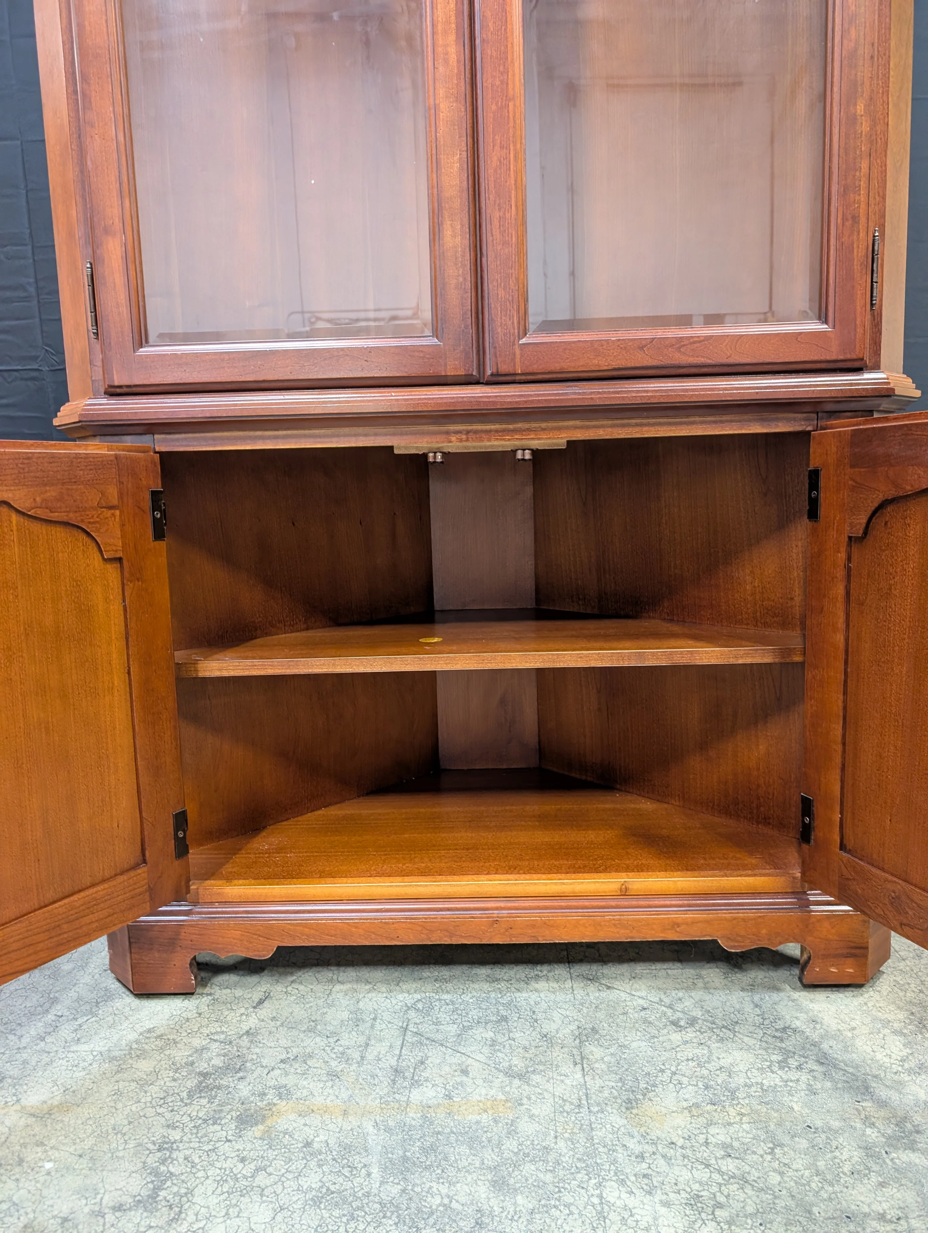 Thomasville Stately Cherry Tone Corner Display Hutch - Image 3