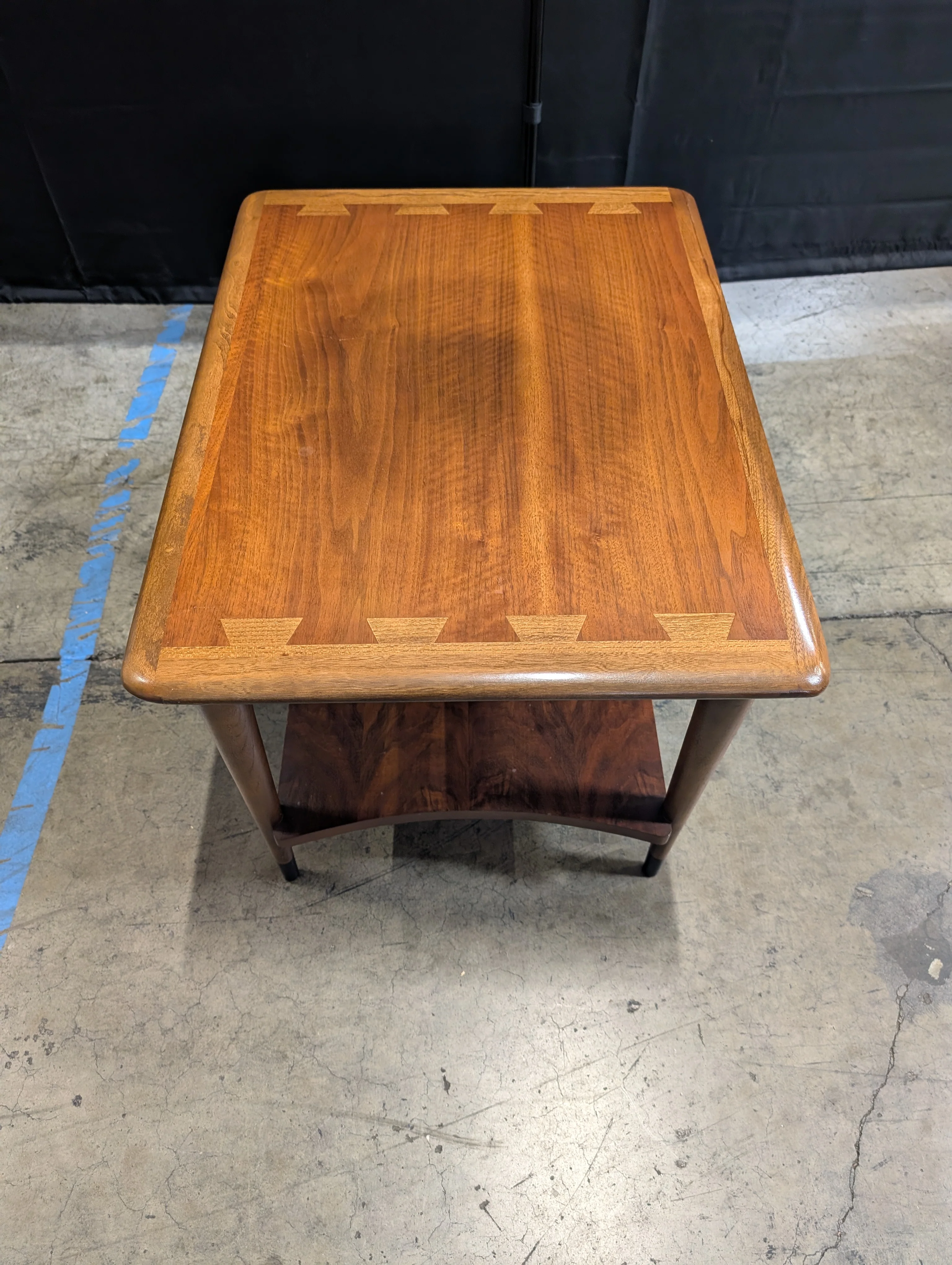 Lane Furniture Wood End Table with Inlaid Top and Lower Shelf - Image 3