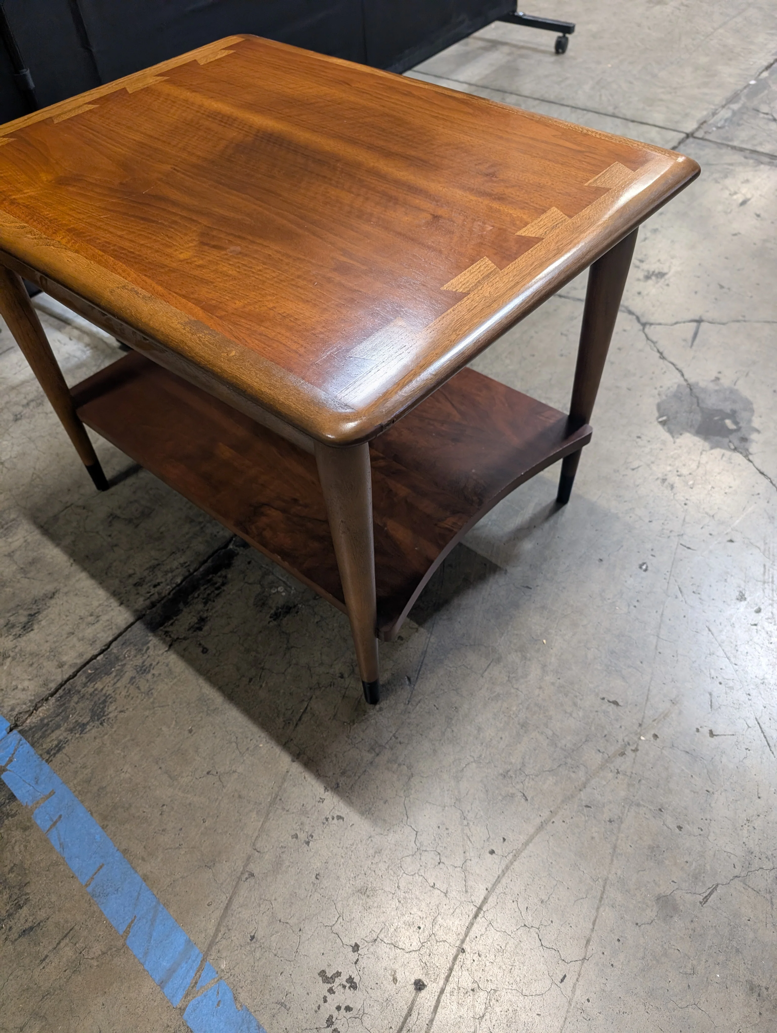 Lane Furniture Wood End Table with Inlaid Top and Lower Shelf - Image 4