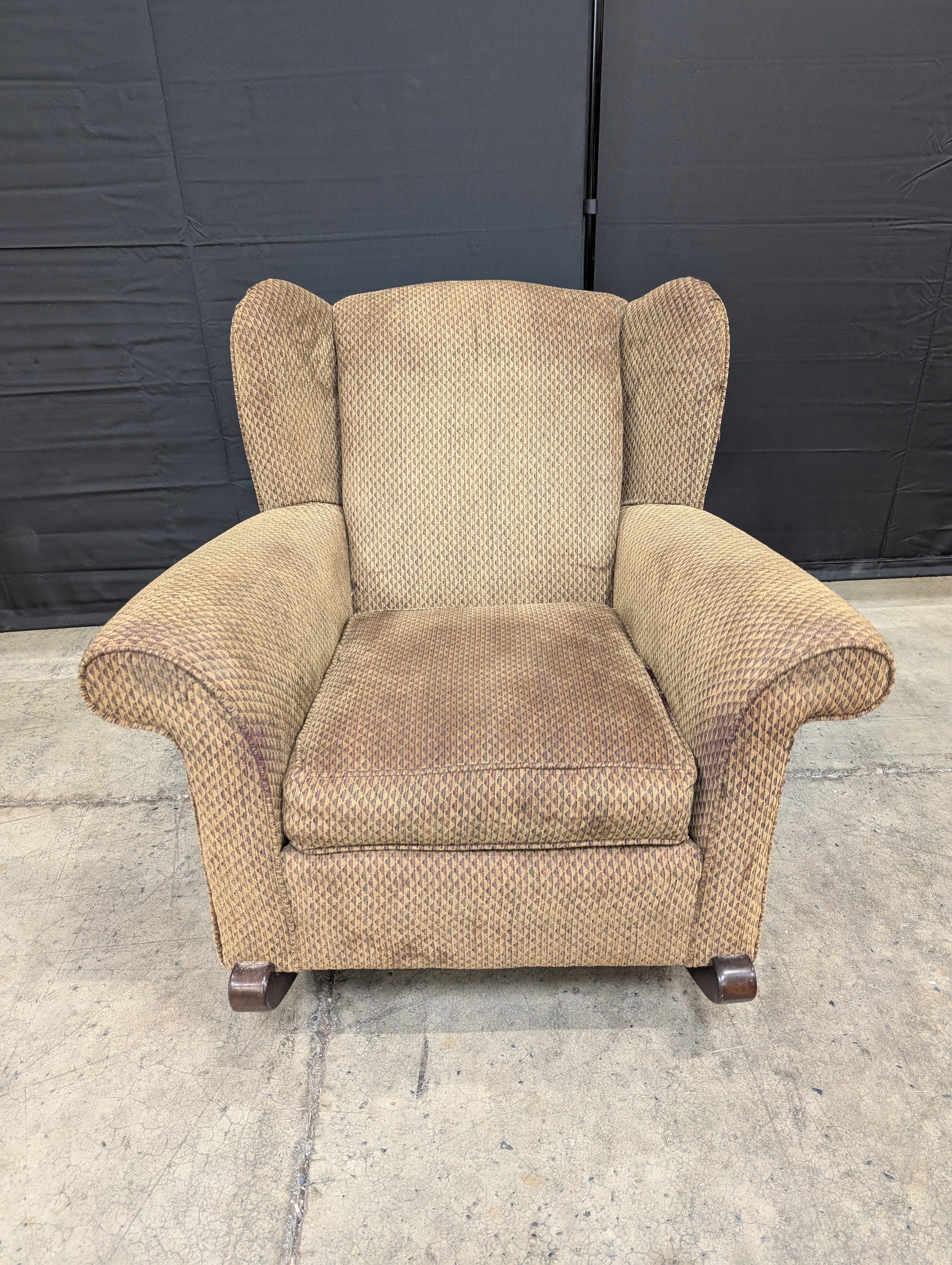 Traditional Wingback Armchair with Geometric Upholstery - Image 4