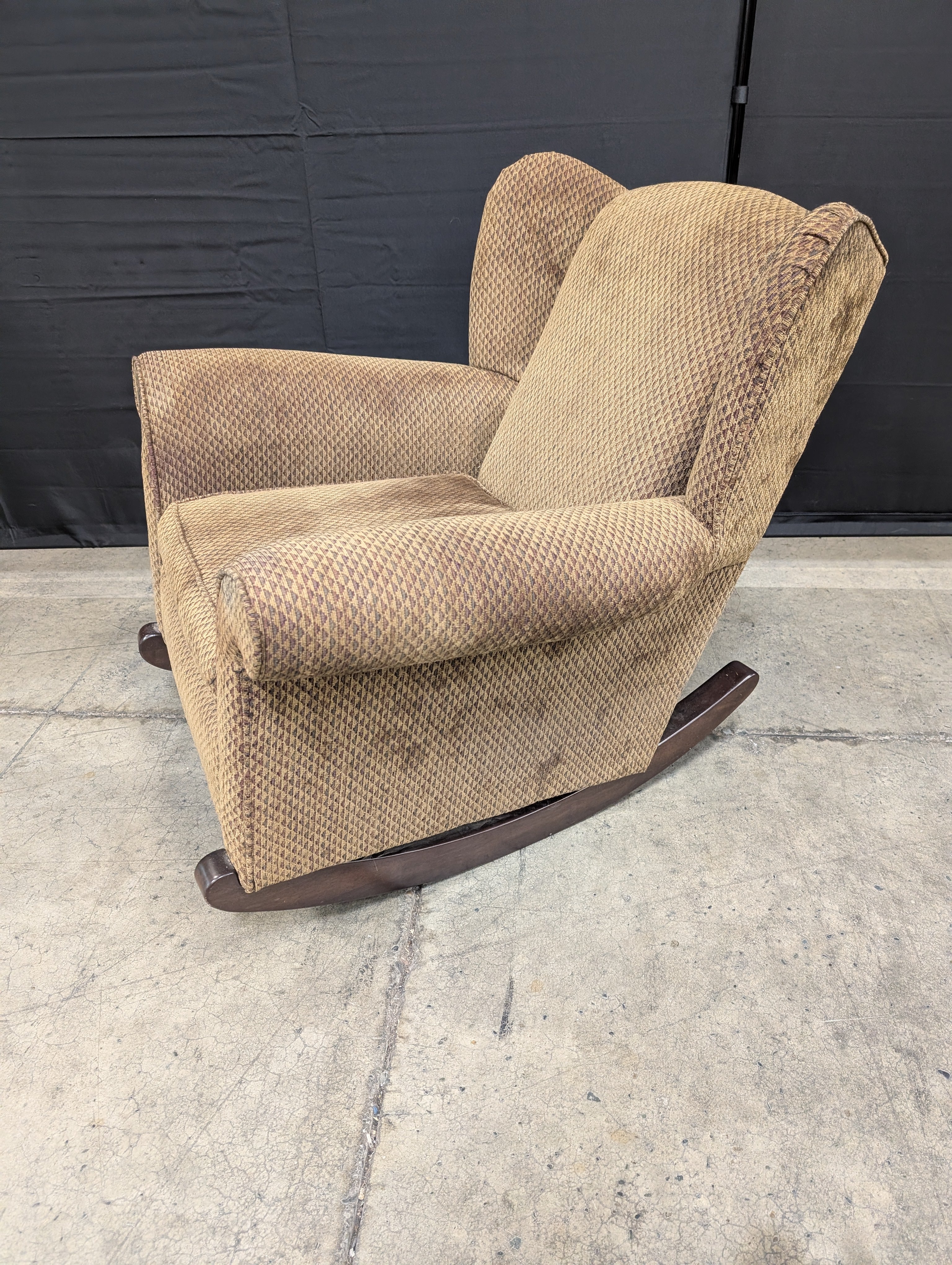 Traditional Wingback Armchair with Geometric Upholstery - Image 5