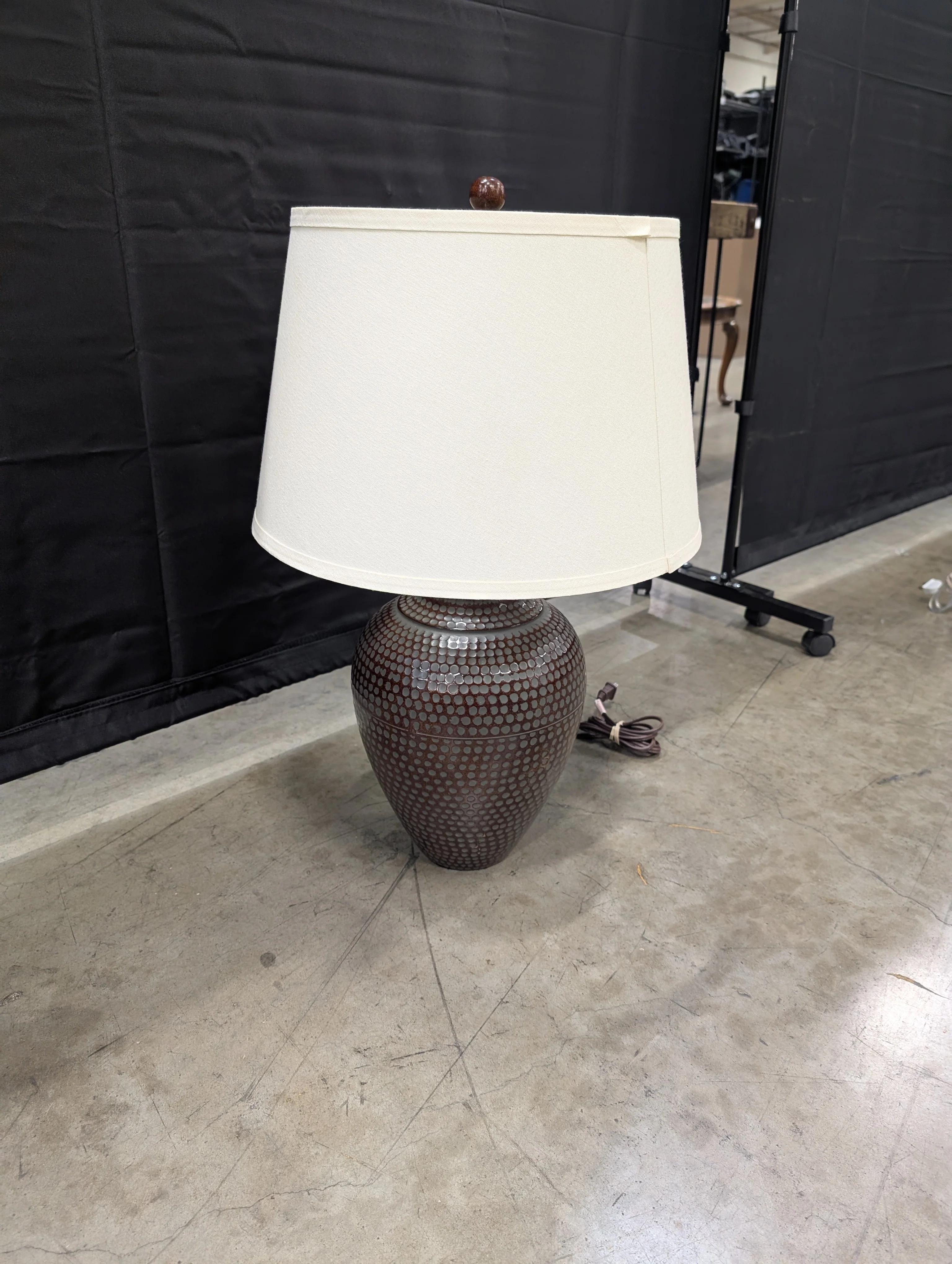 Textured Ceramic Gourd Table Lamp with Brass Accents - Image 2
