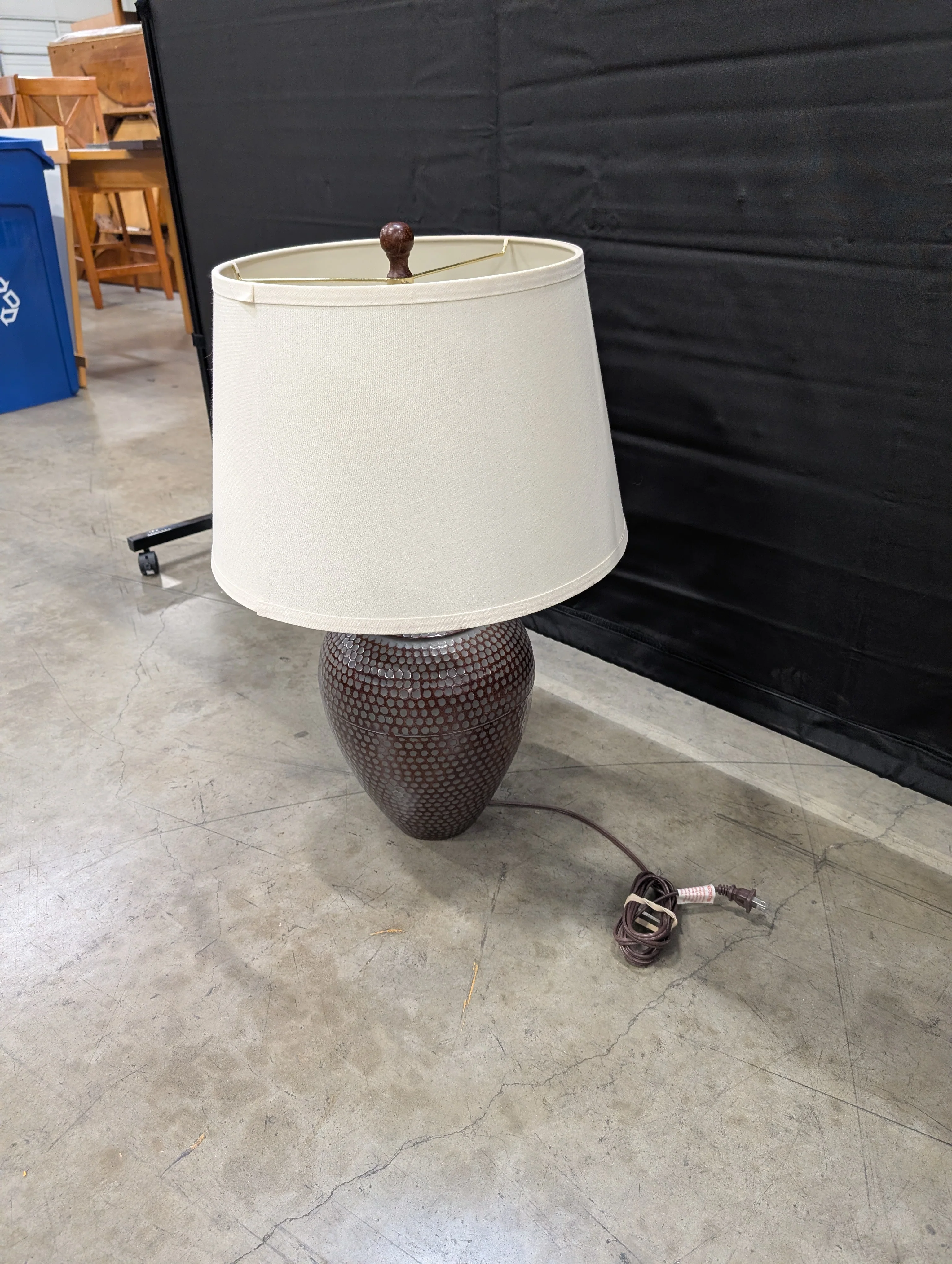 Textured Ceramic Gourd Table Lamp with Brass Accents - Image 3