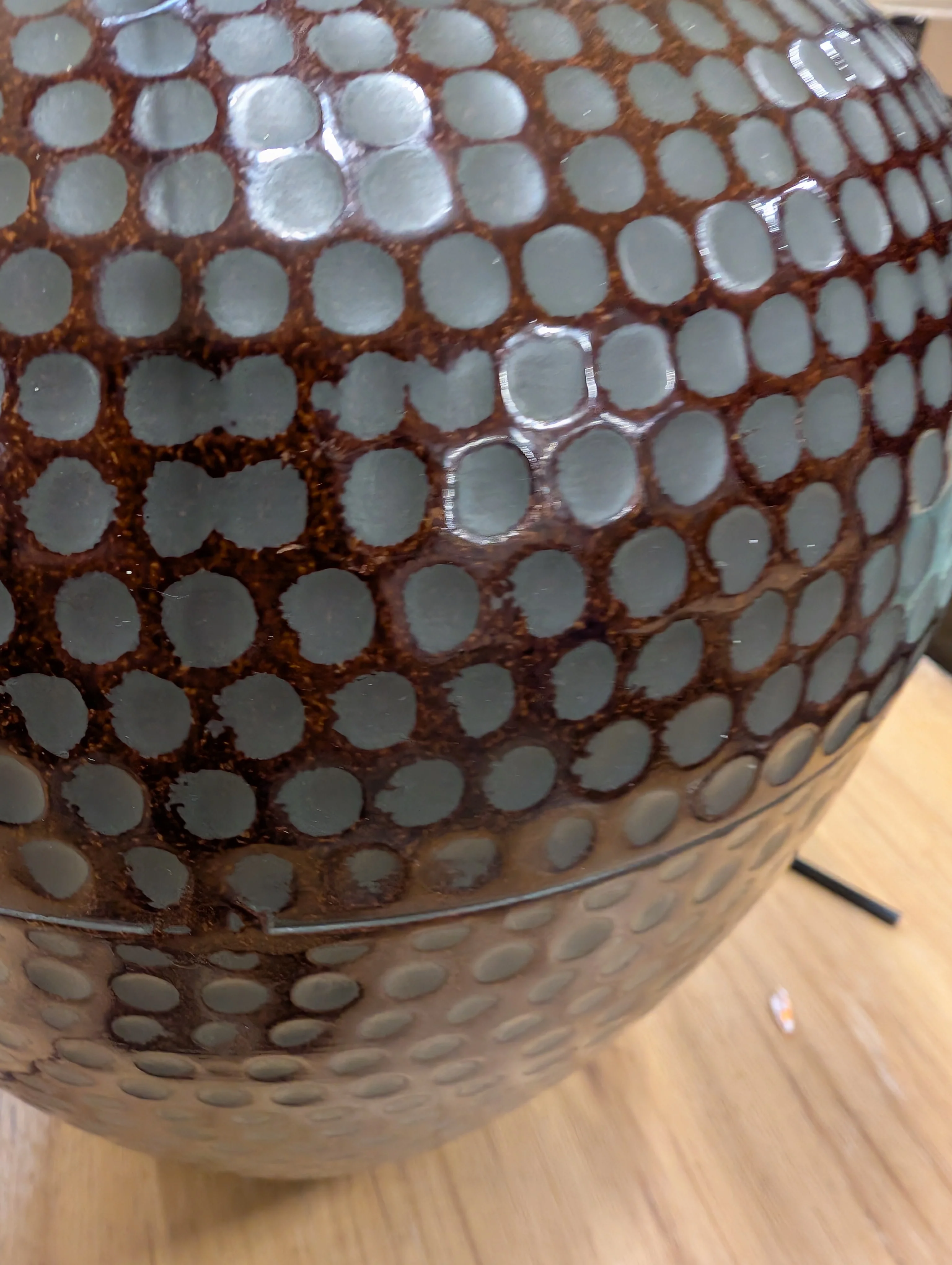 Textured Ceramic Gourd Table Lamp with Brass Accents - Image 4