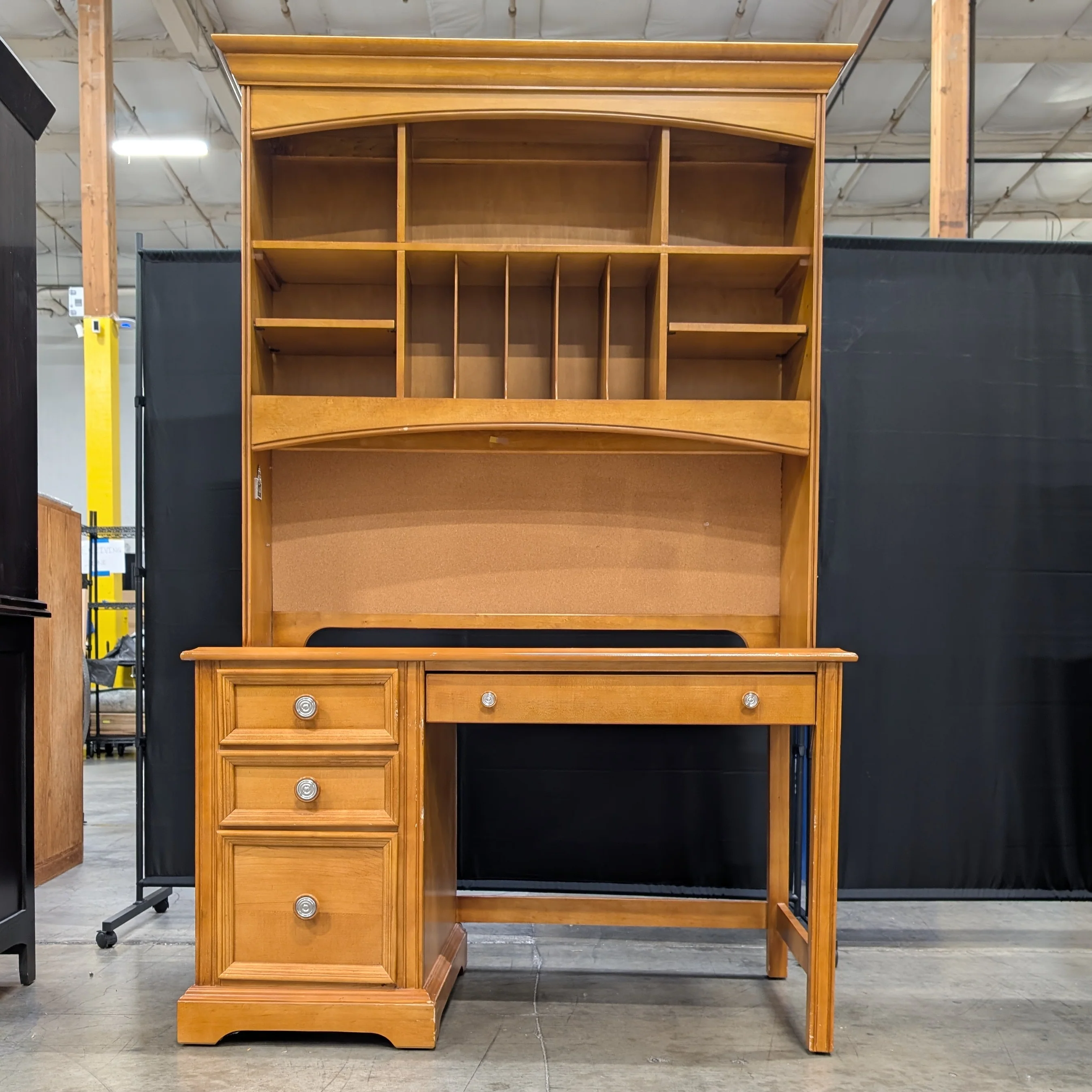 Pulaski Build a Bear Home collection Desk with Hutch