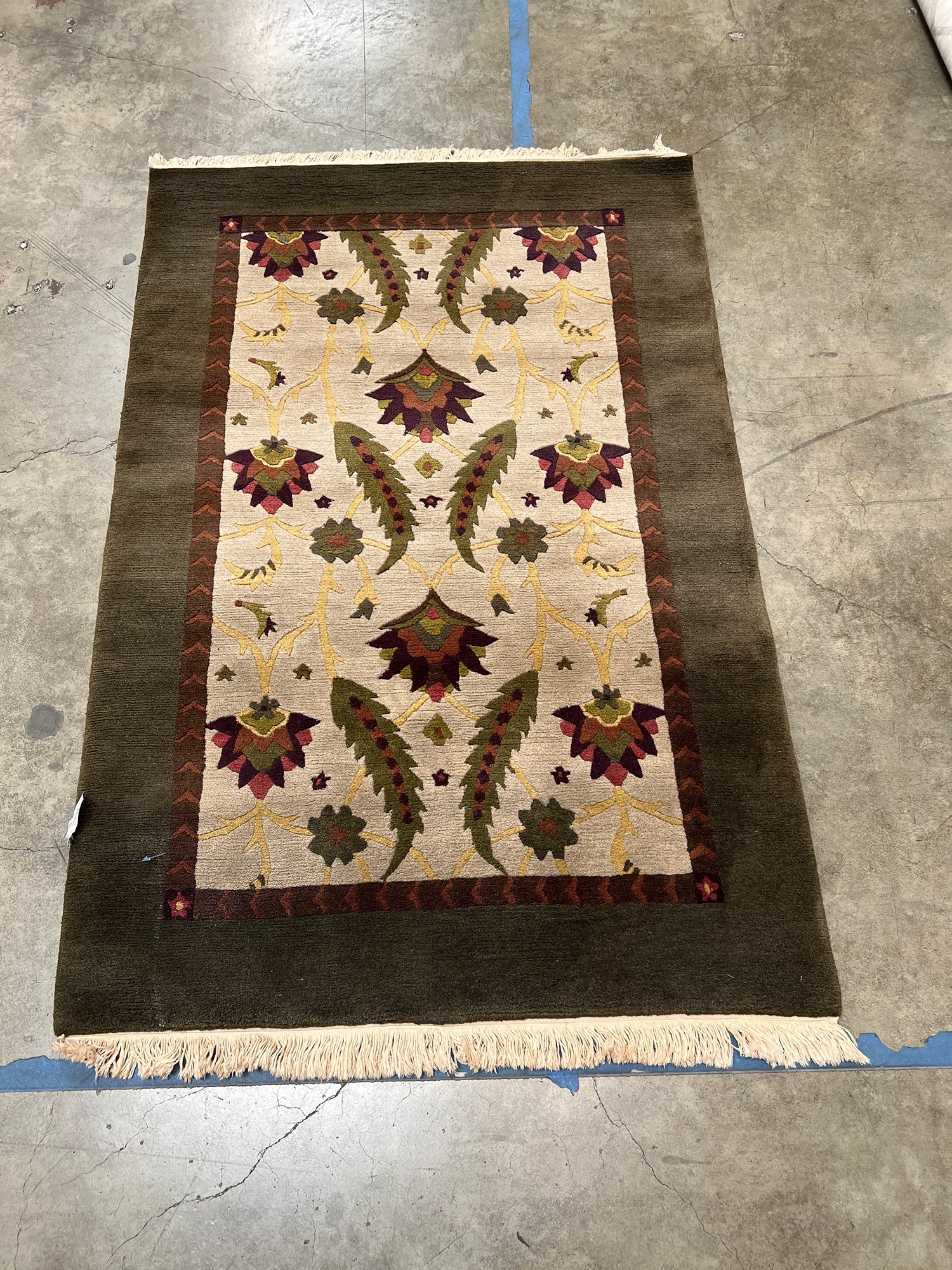 Traditional Floral Foliate Fringed Accent Rug - 4' x 6'