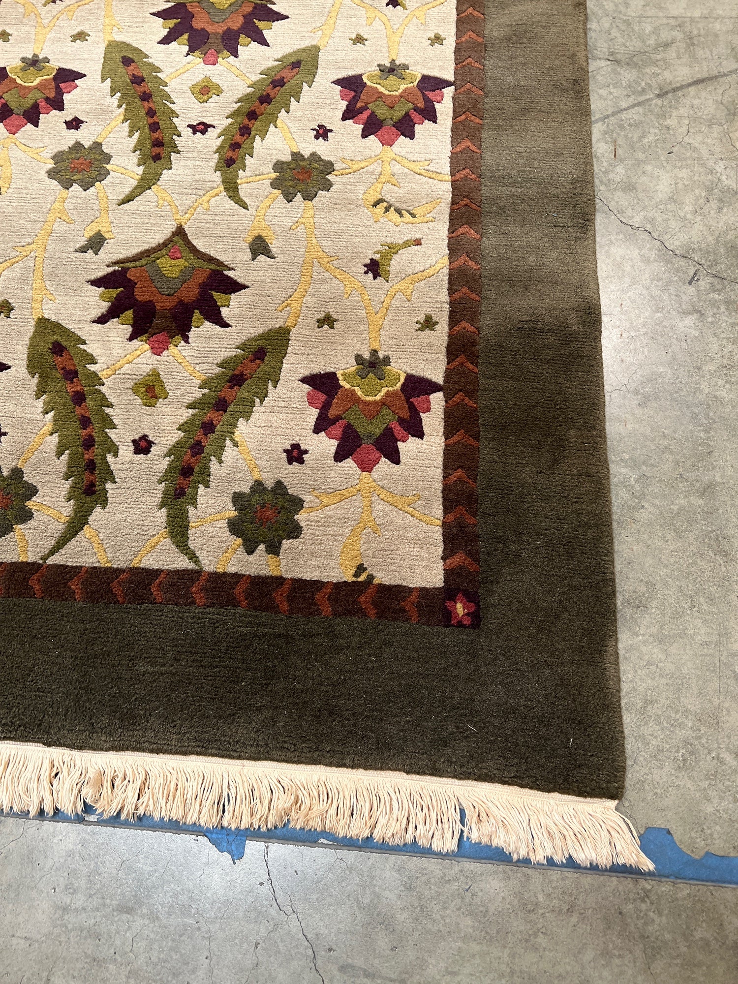 Traditional Floral Foliate Fringed Accent Rug - 4' x 6' - Image 2