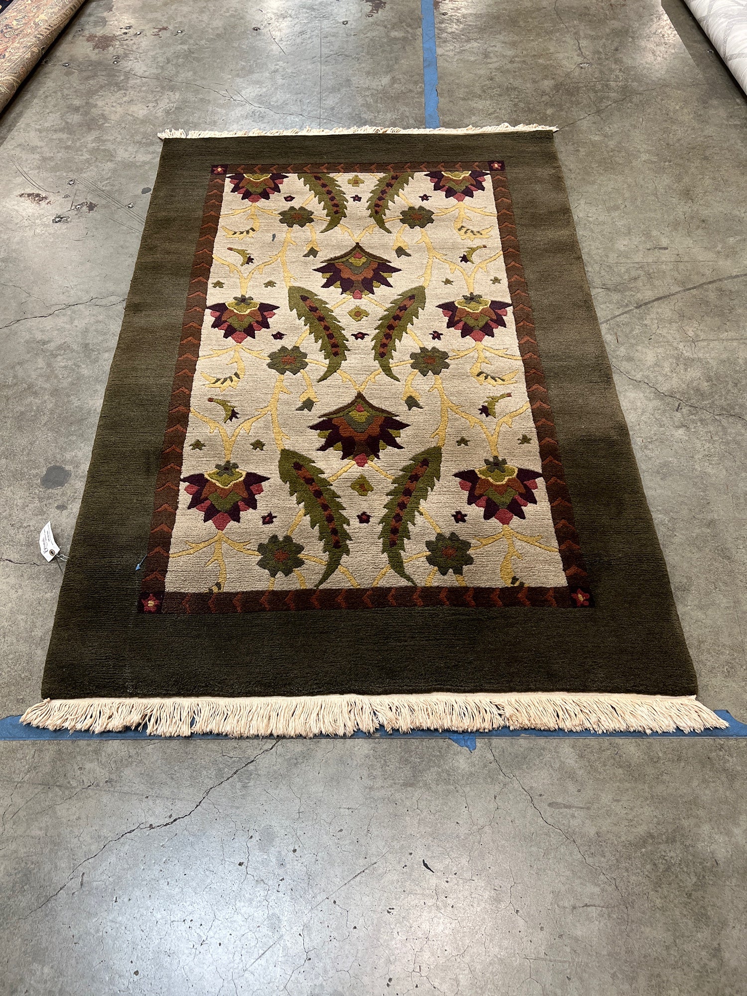 Traditional Floral Foliate Fringed Accent Rug - 4' x 6' - Image 3
