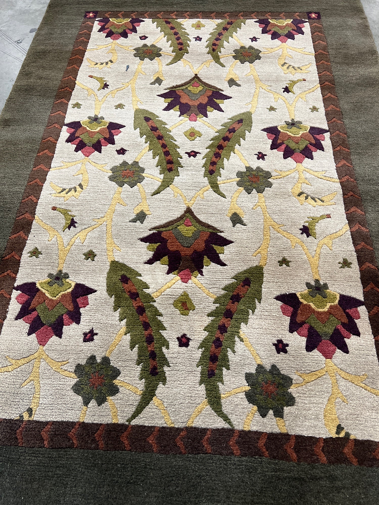 Traditional Floral Foliate Fringed Accent Rug - 4' x 6' - Image 4