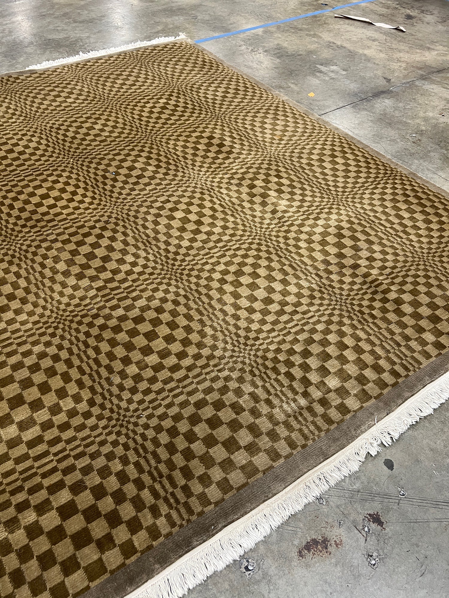 Modern Wavy Optical Illusion Checkerboard Rug with Fringe - 8' x 10' - Image 2