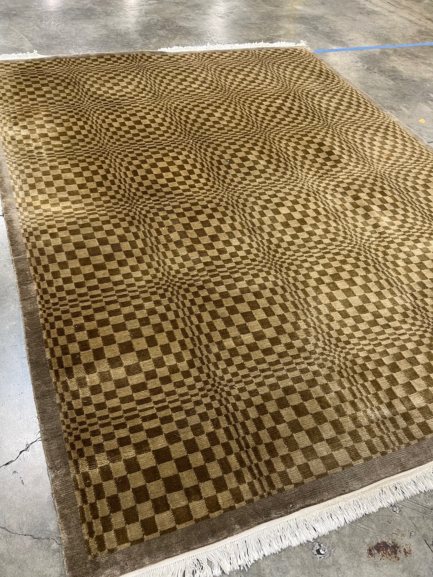 Modern Wavy Optical Illusion Checkerboard Rug with Fringe - 8' x 10' - Image 3