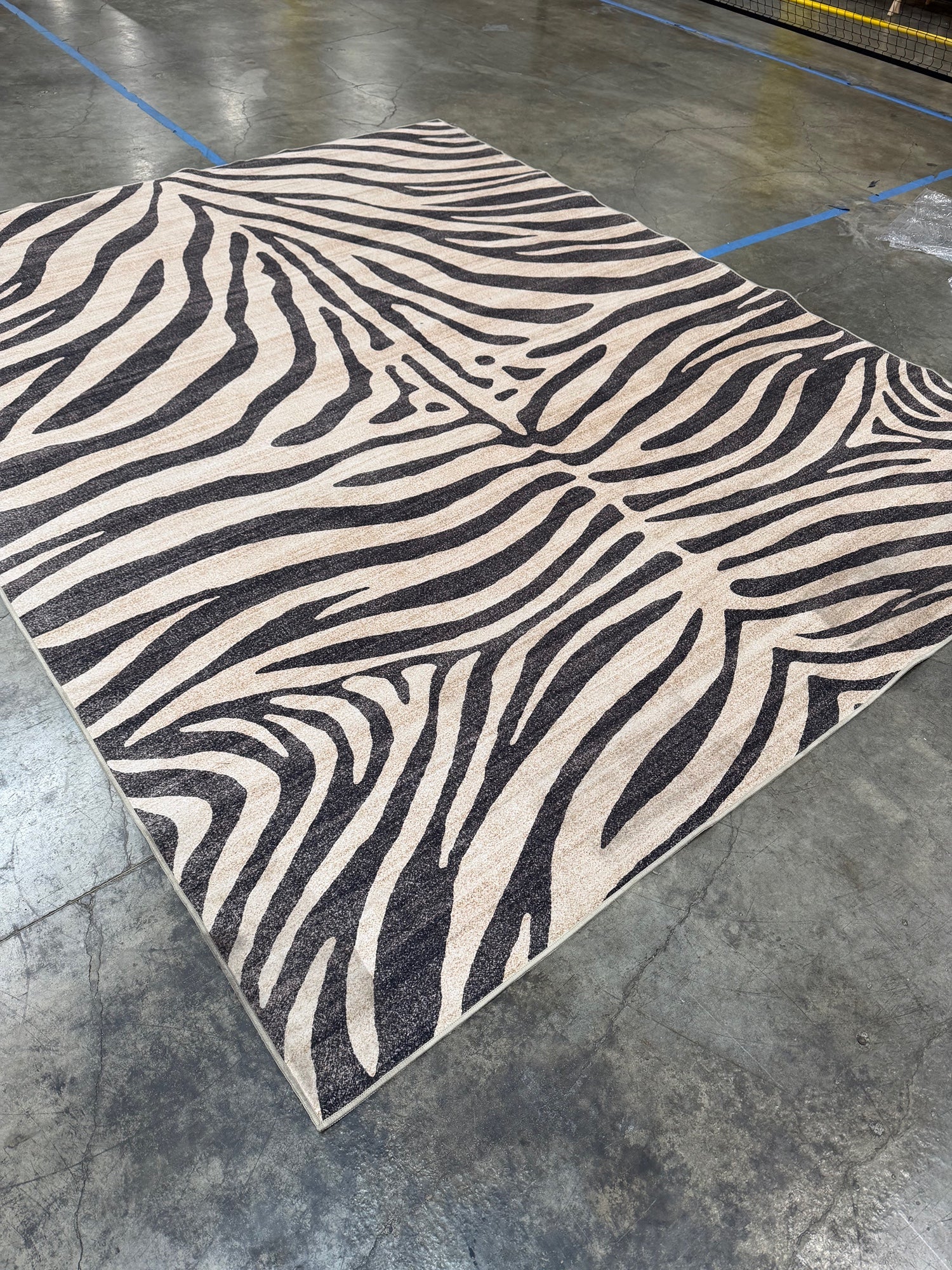 Bold Contemporary Zebra Print Area Rug - 8' x 10' - Image 3