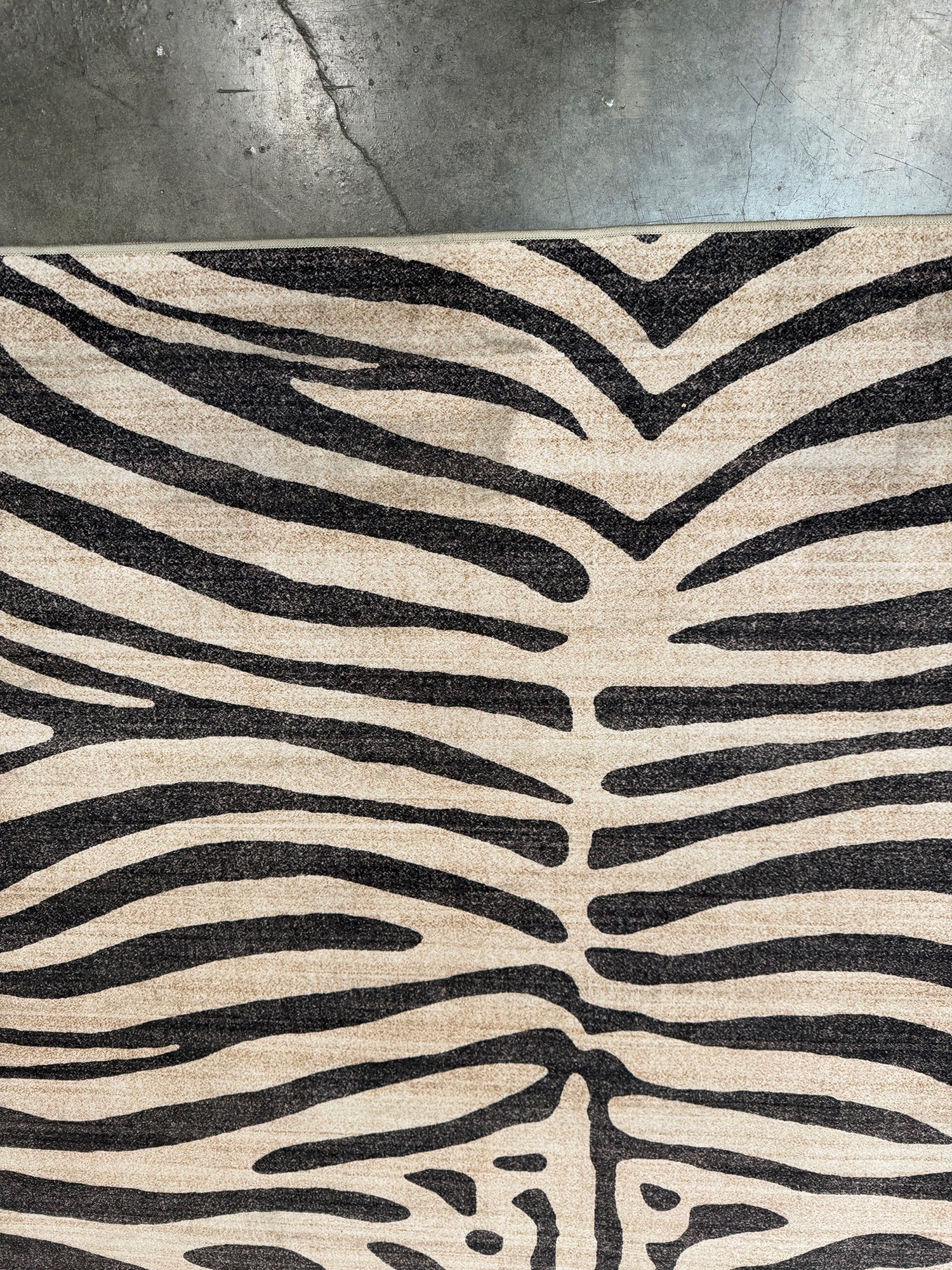 Bold Contemporary Zebra Print Area Rug - 8' x 10' - Image 4