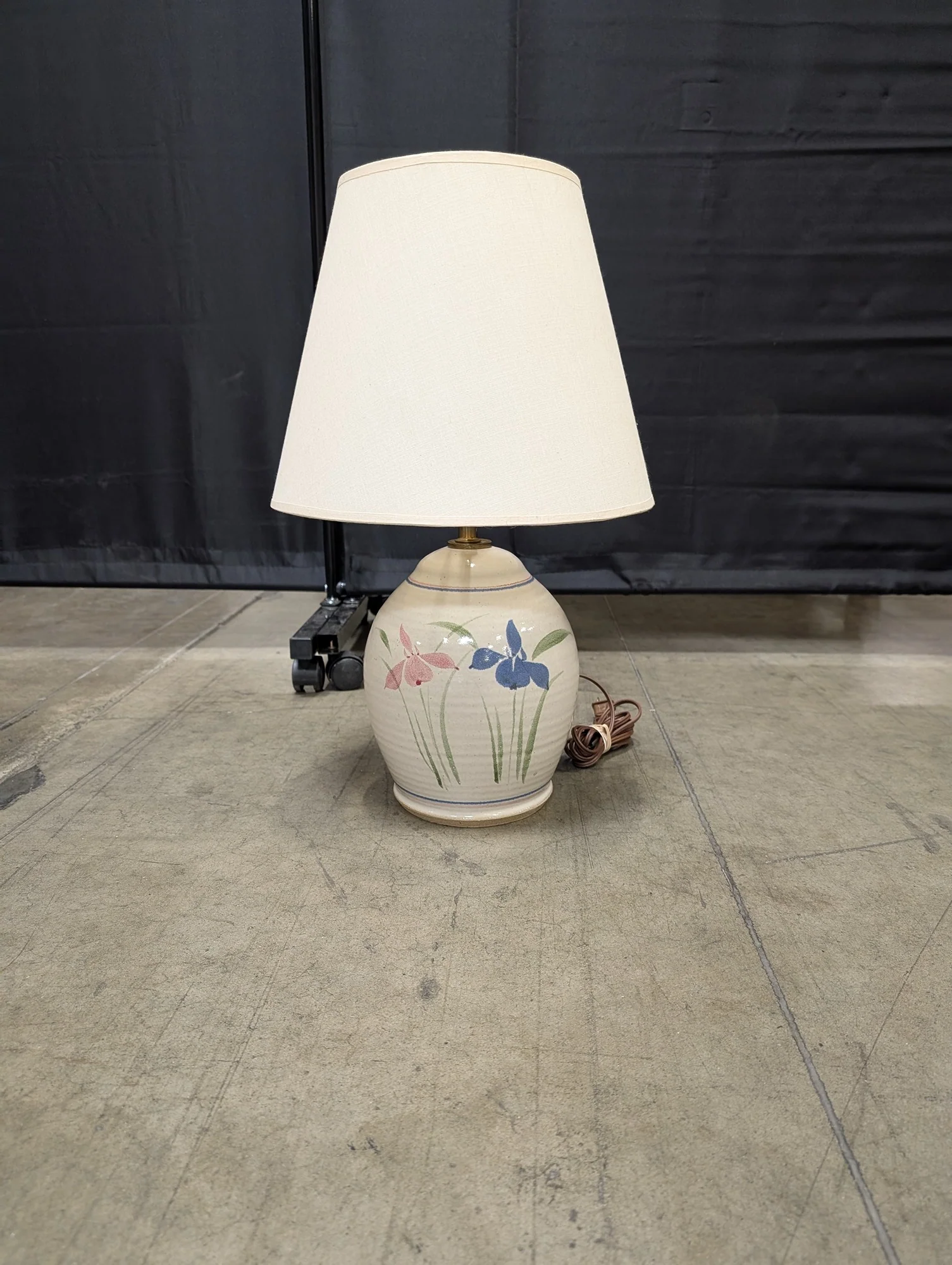 Charming Floral Painted Ceramic Table Lamp - Image 3