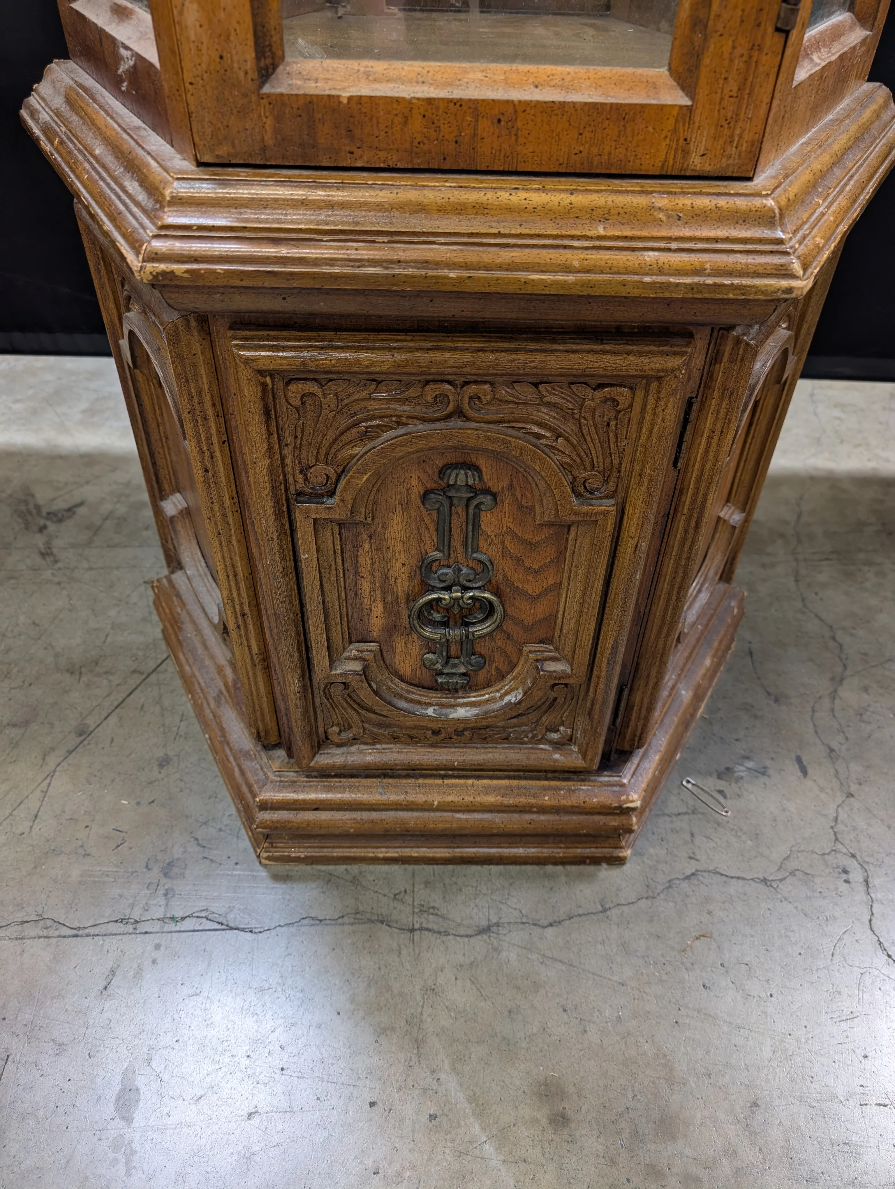 Traditional Hardwood Corner Display Cabinet with Glass Shelves - Image 7
