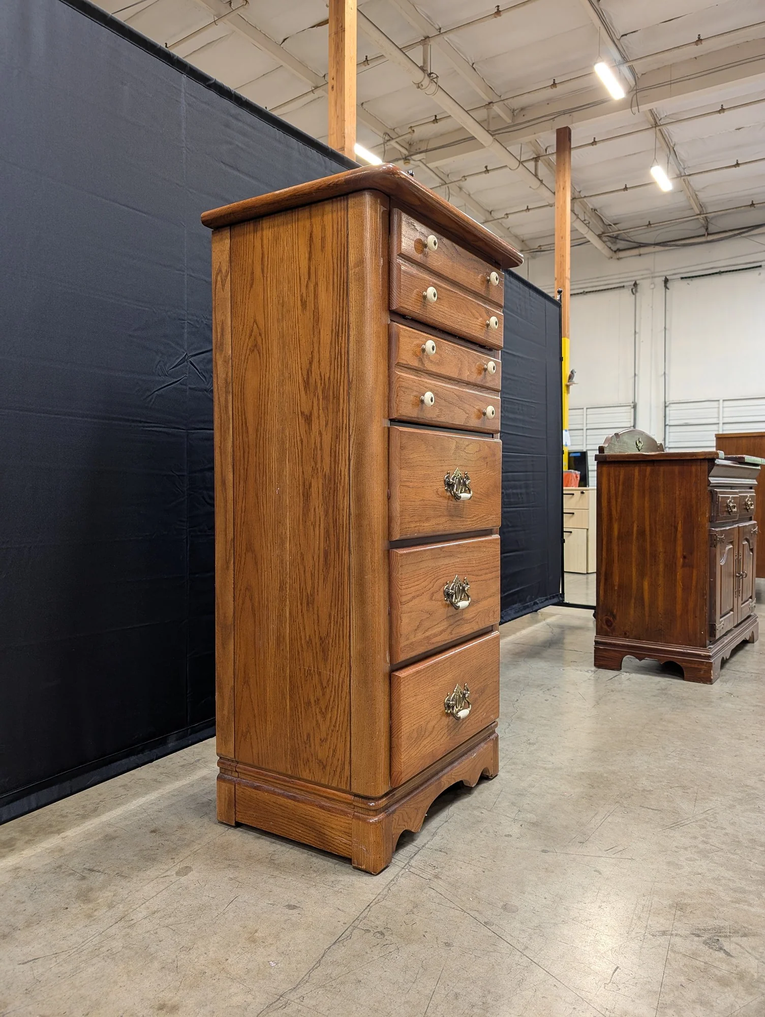 Bassett Traditional Wood Lingerie Chest with Vanity Top - Image 2