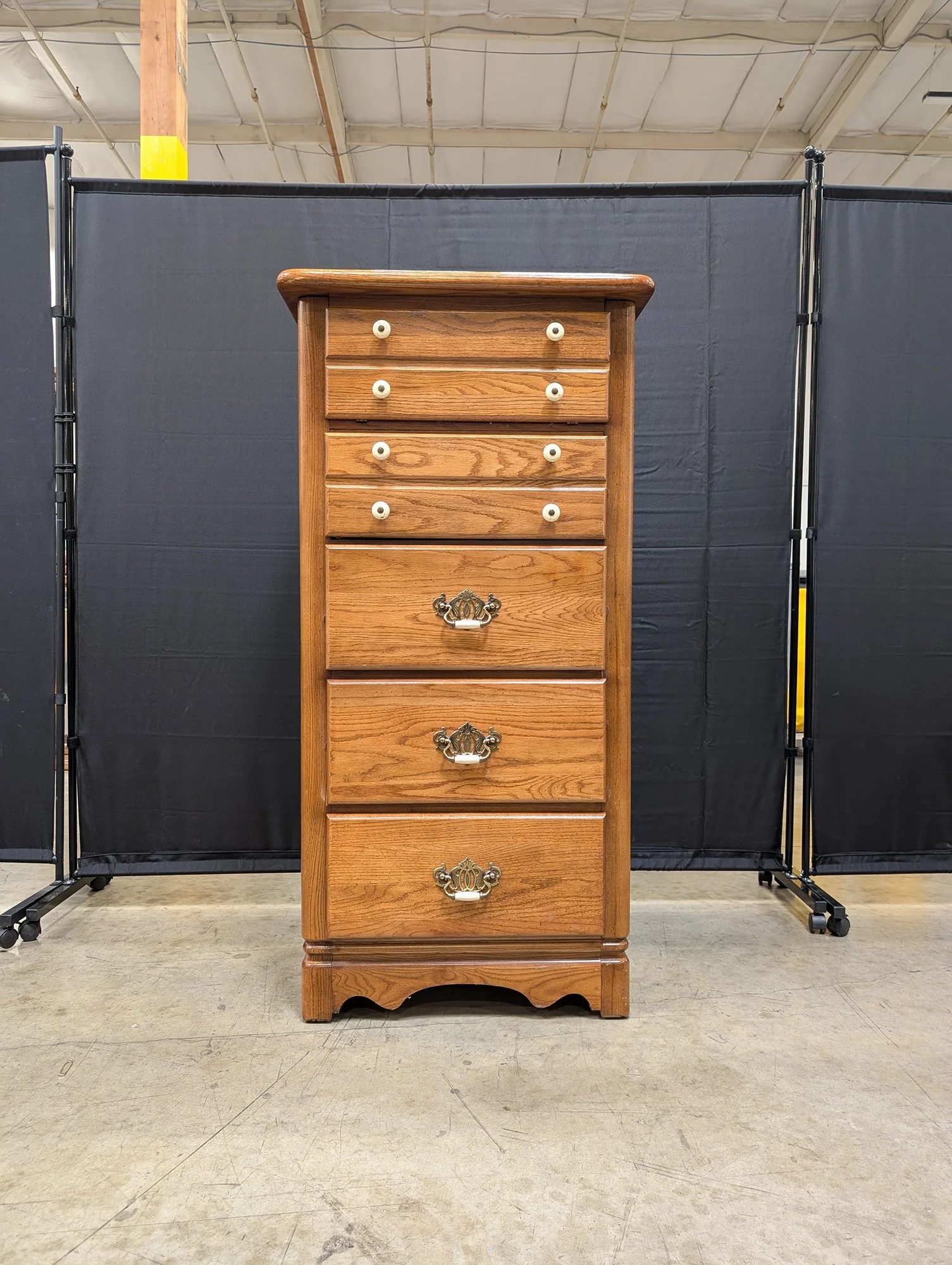Bassett Traditional Wood Lingerie Chest with Vanity Top - Image 3