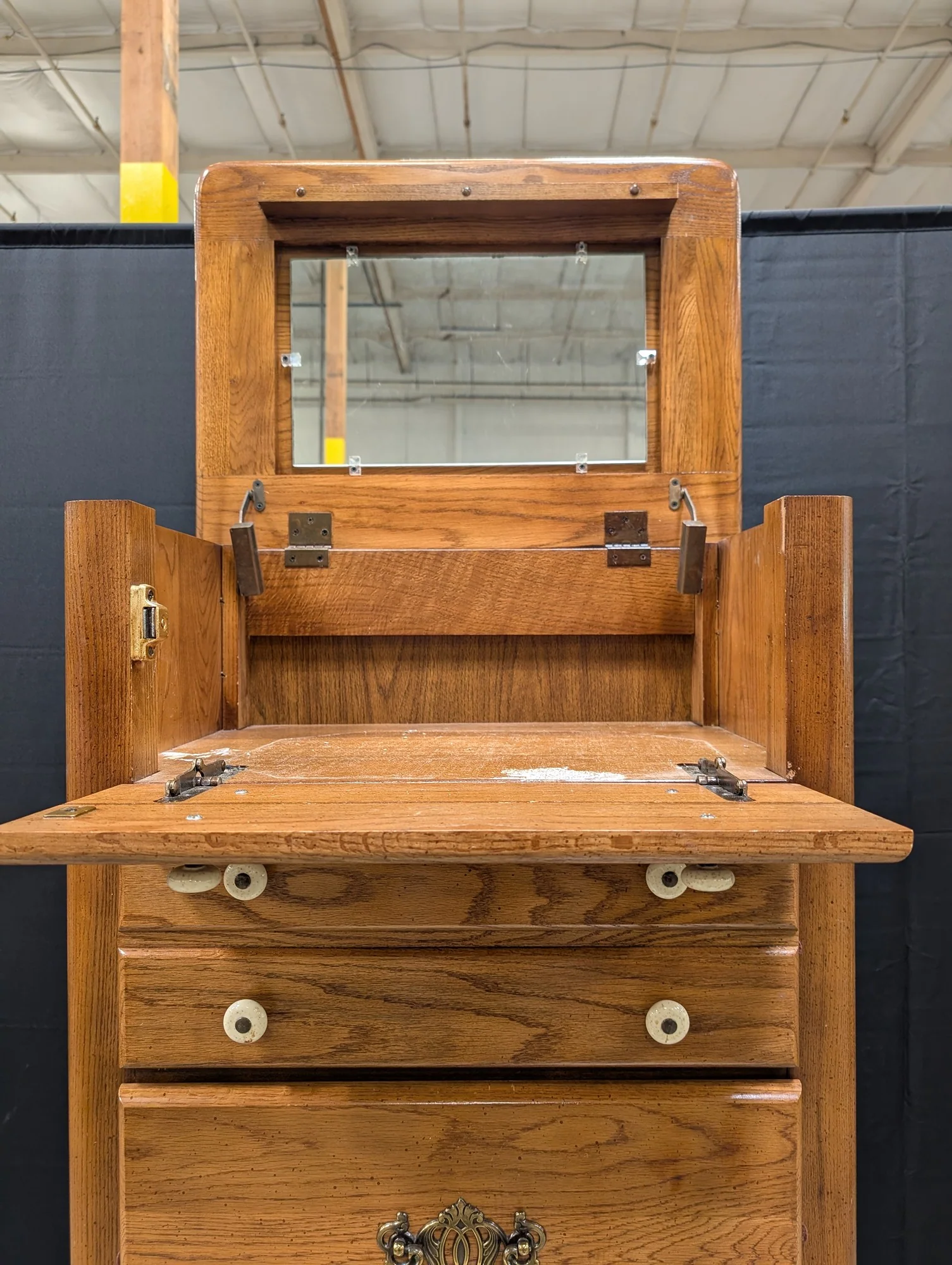Bassett Traditional Wood Lingerie Chest with Vanity Top - Image 5